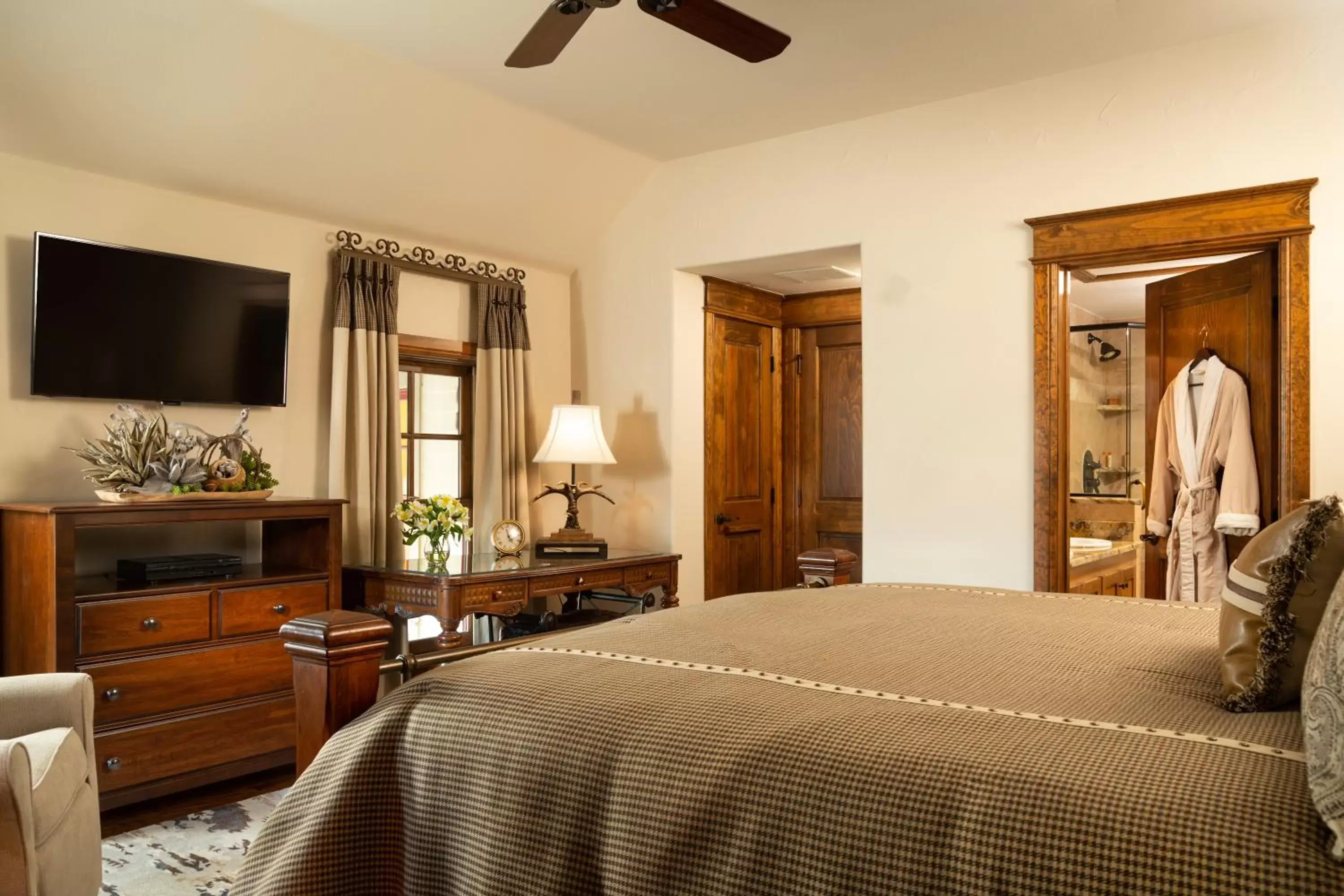 Bedroom, Bed in Inn on Lake Granbury