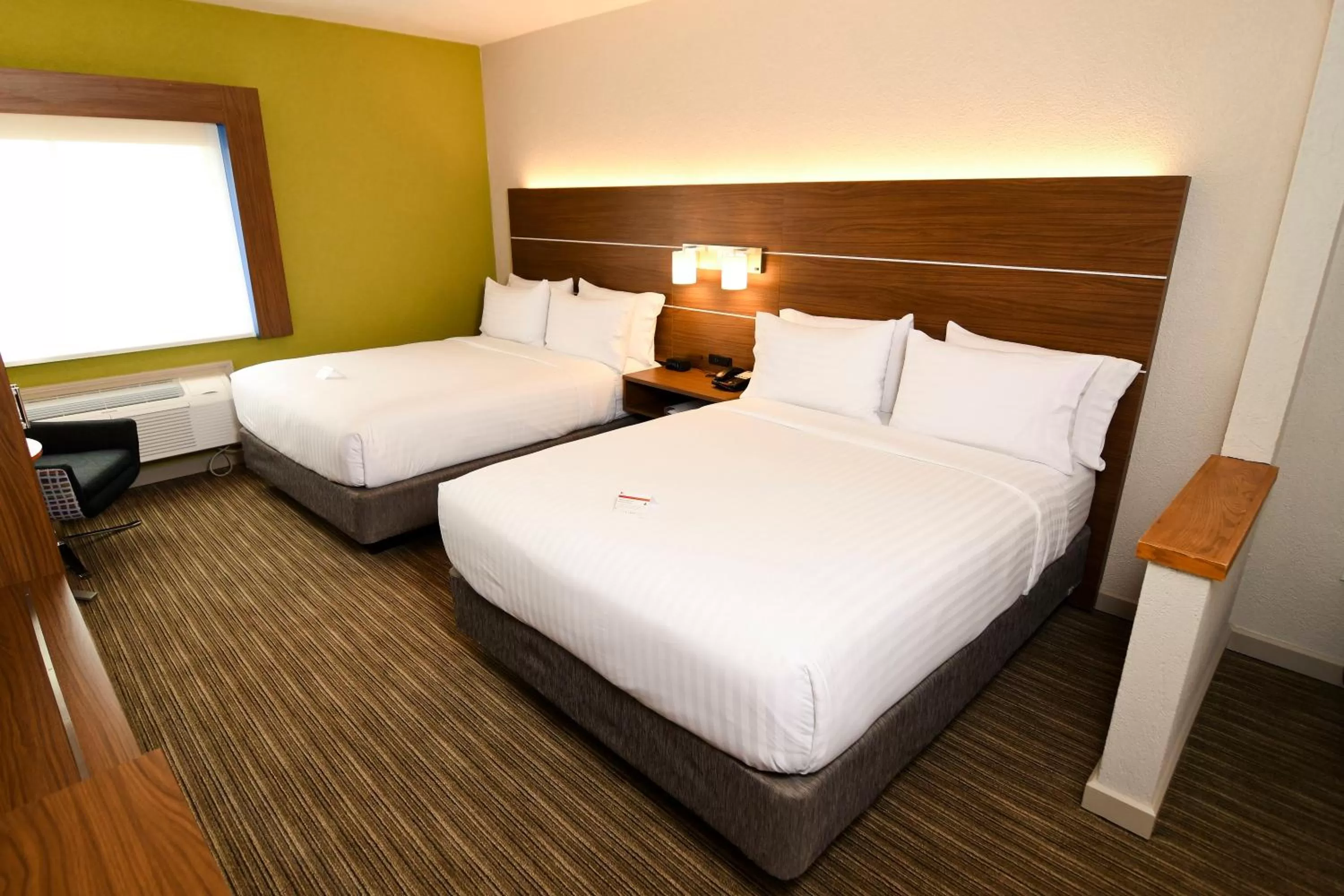 Photo of the whole room, Bed in Holiday Inn Express Hotel & Suites Port Clinton-Catawba Island by IHG