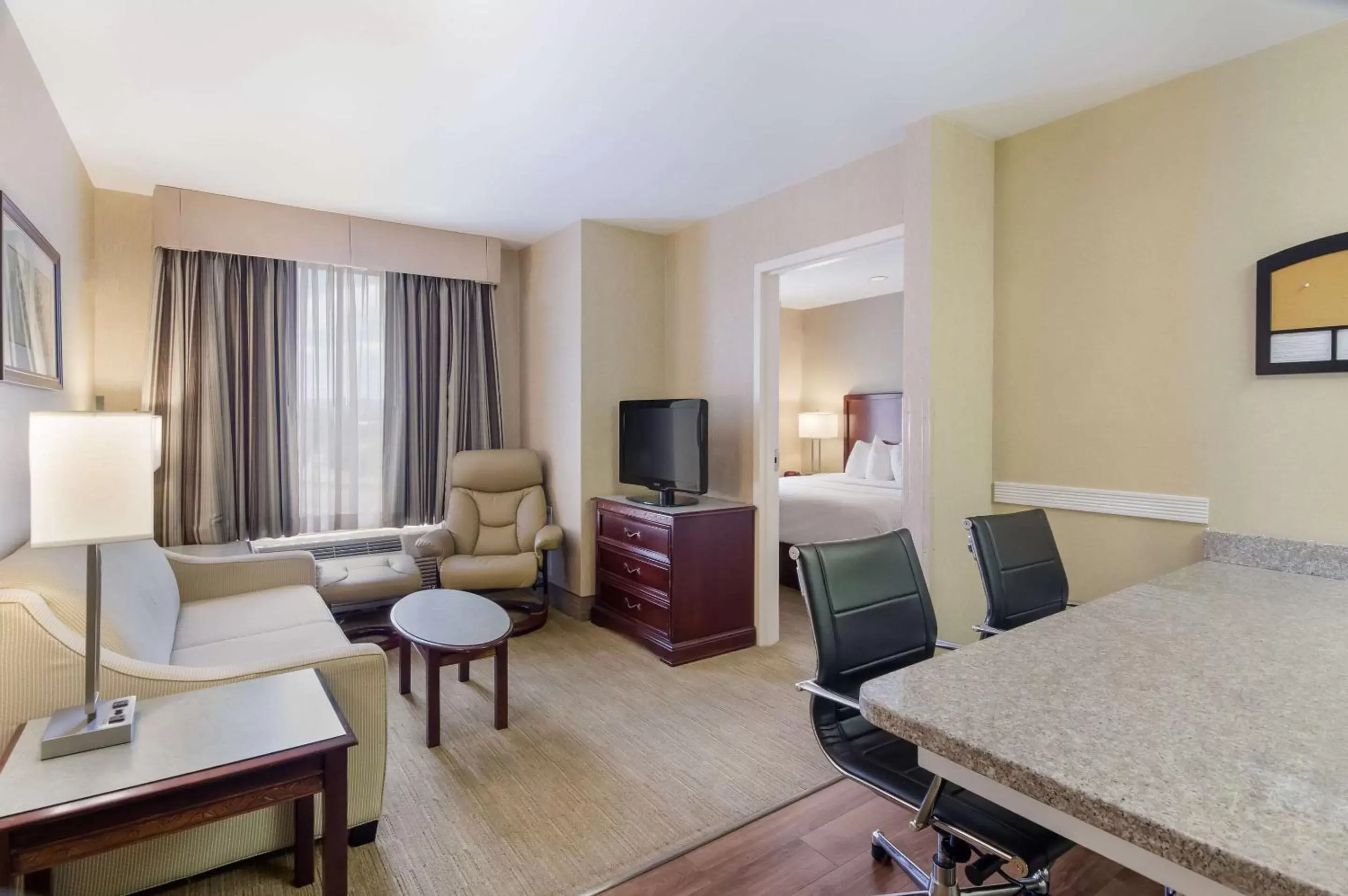 Bedroom, Seating Area in MainStay Suites Airport