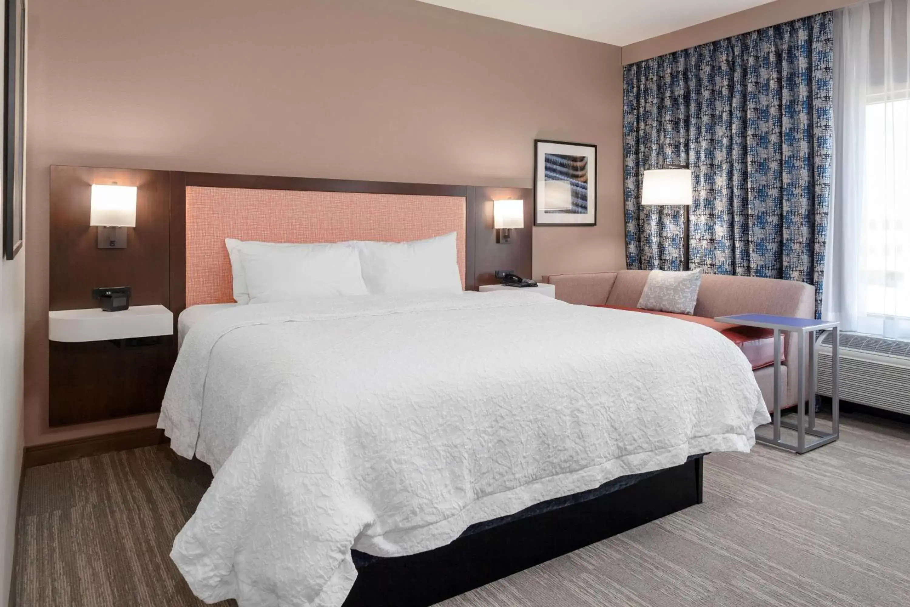 Bed in Hampton Inn & Suites Overland Park South