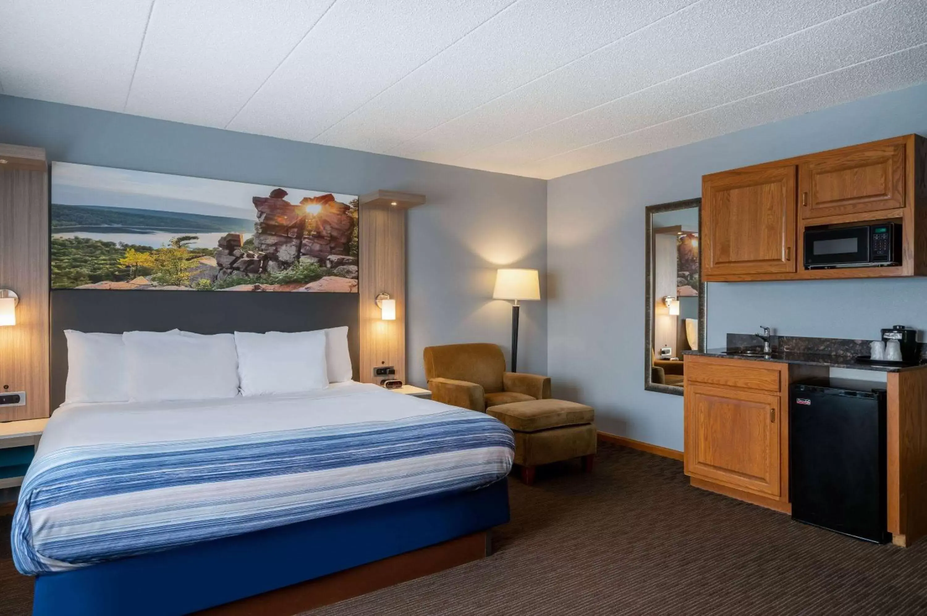 Deluxe King Room - Non-Smoking in AmericInn by Wyndham Eau Claire