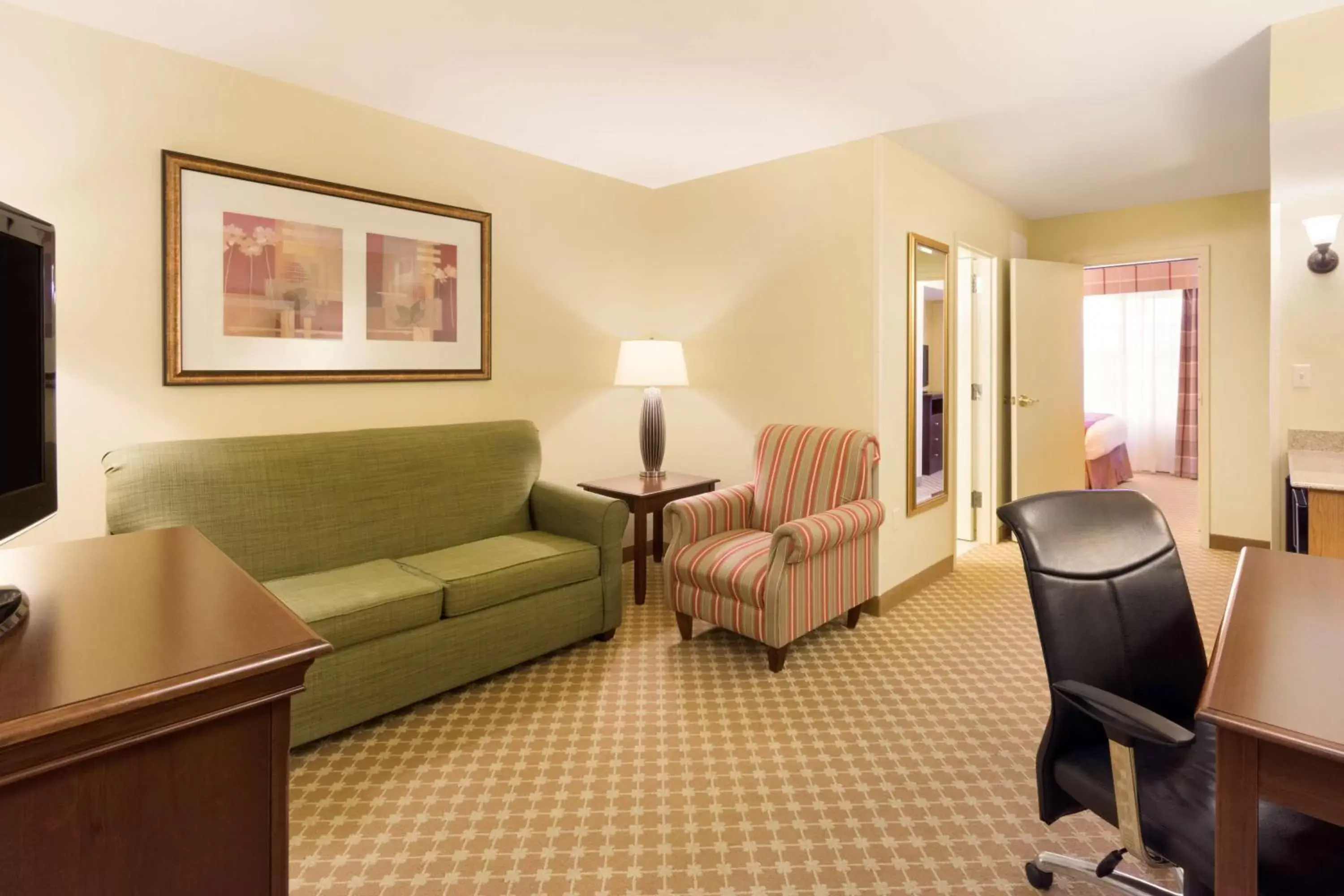 Photo of the whole room, Seating Area in Country Inn & Suites by Radisson, Covington, LA
