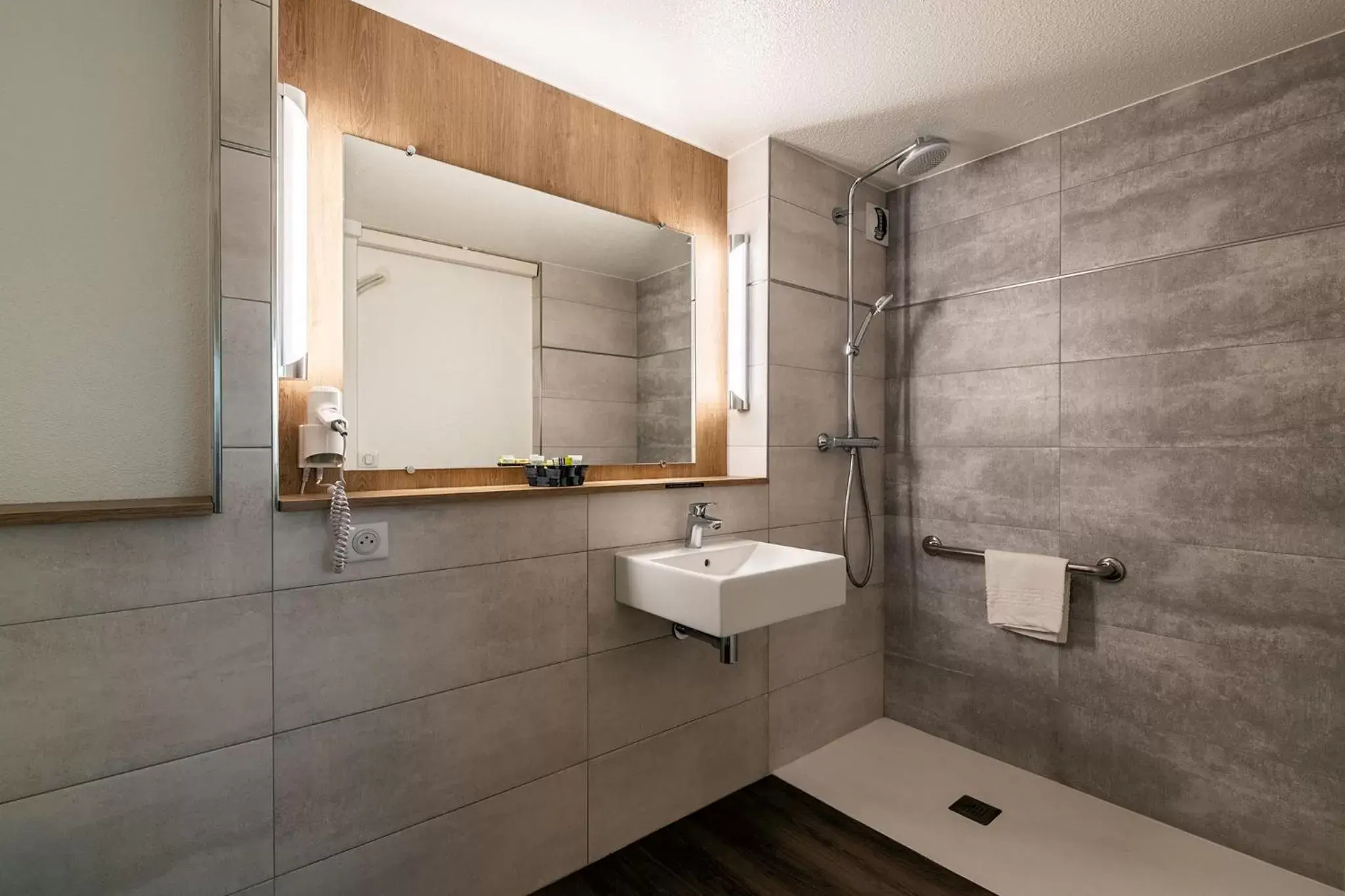 Shower, Bathroom in Hôtel Le Cyrano Bergerac