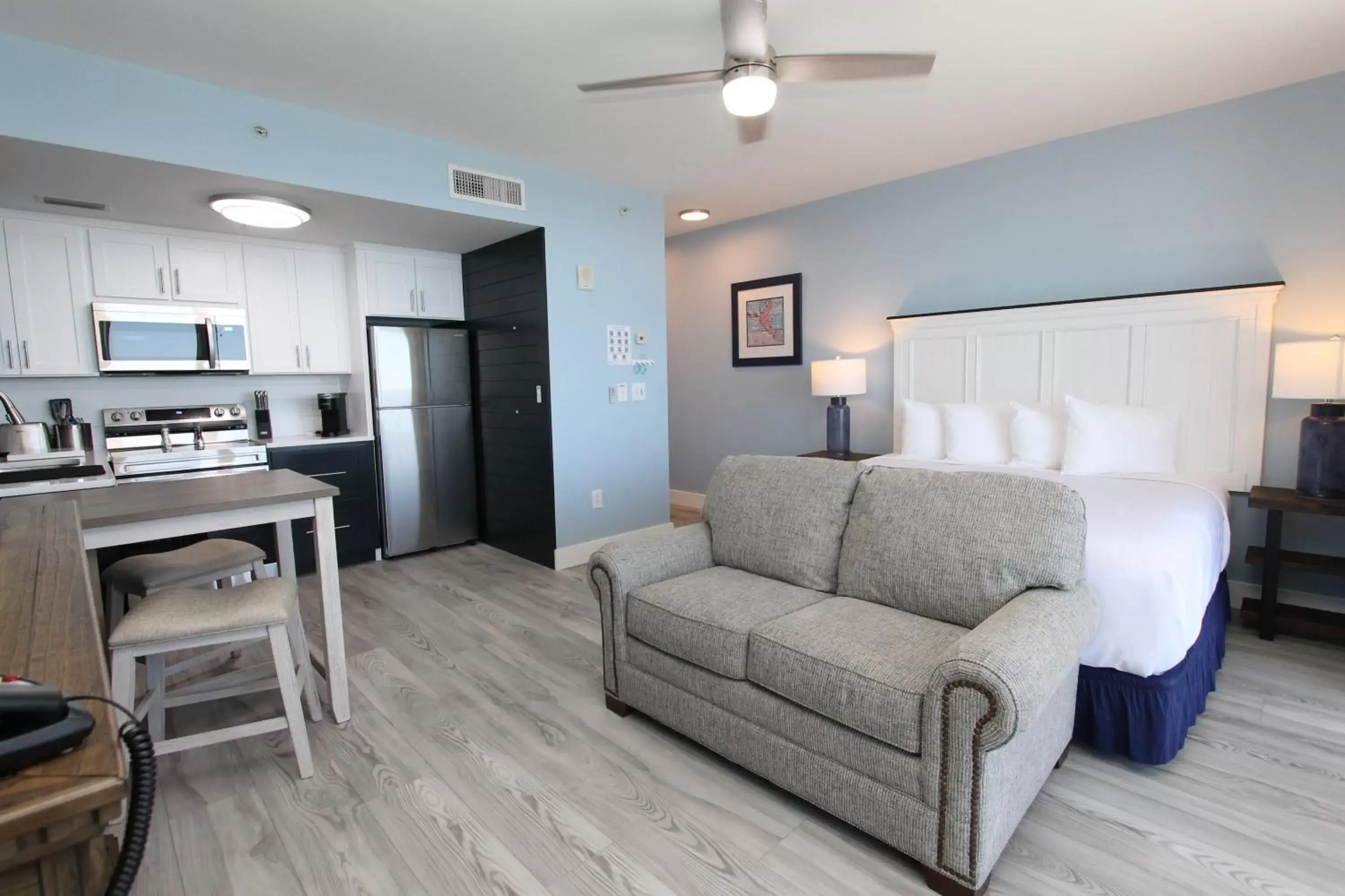 Kitchen or kitchenette, Seating Area in Majestic Beach Resort, Panama City Beach, Fl