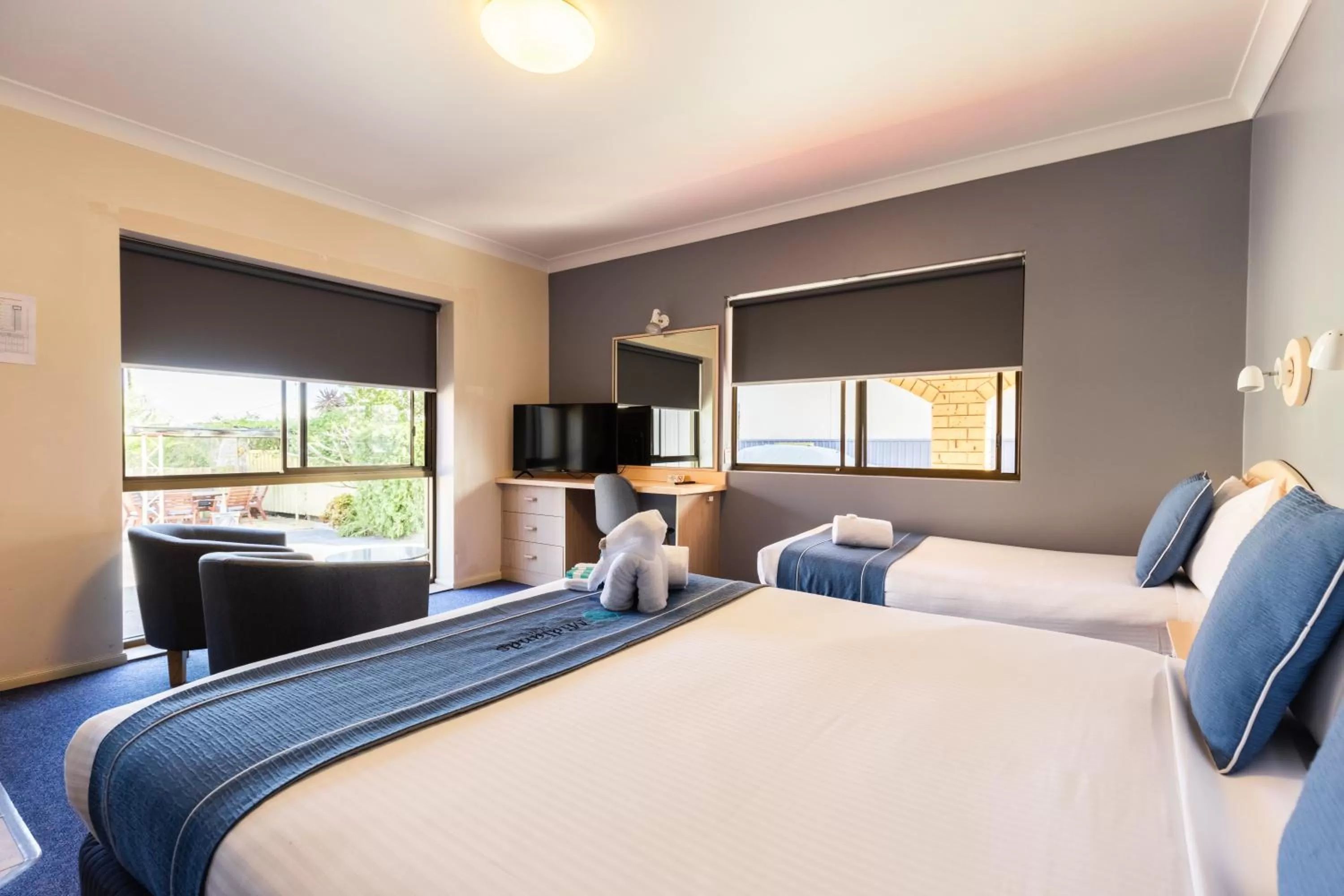 View (from property/room), Bed in Midlands Motel