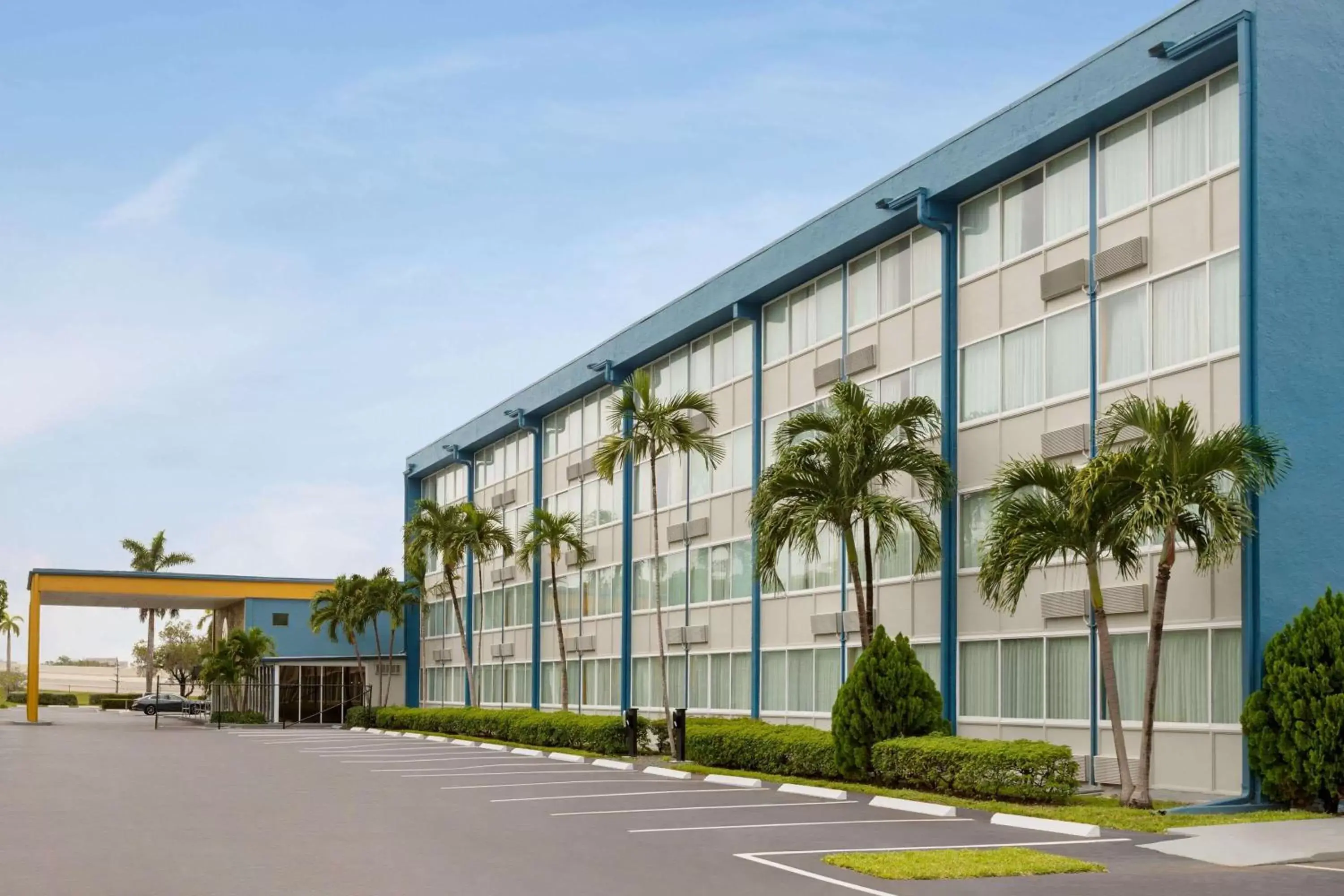 Property Building in Days Inn by Wyndham Miami International Airport