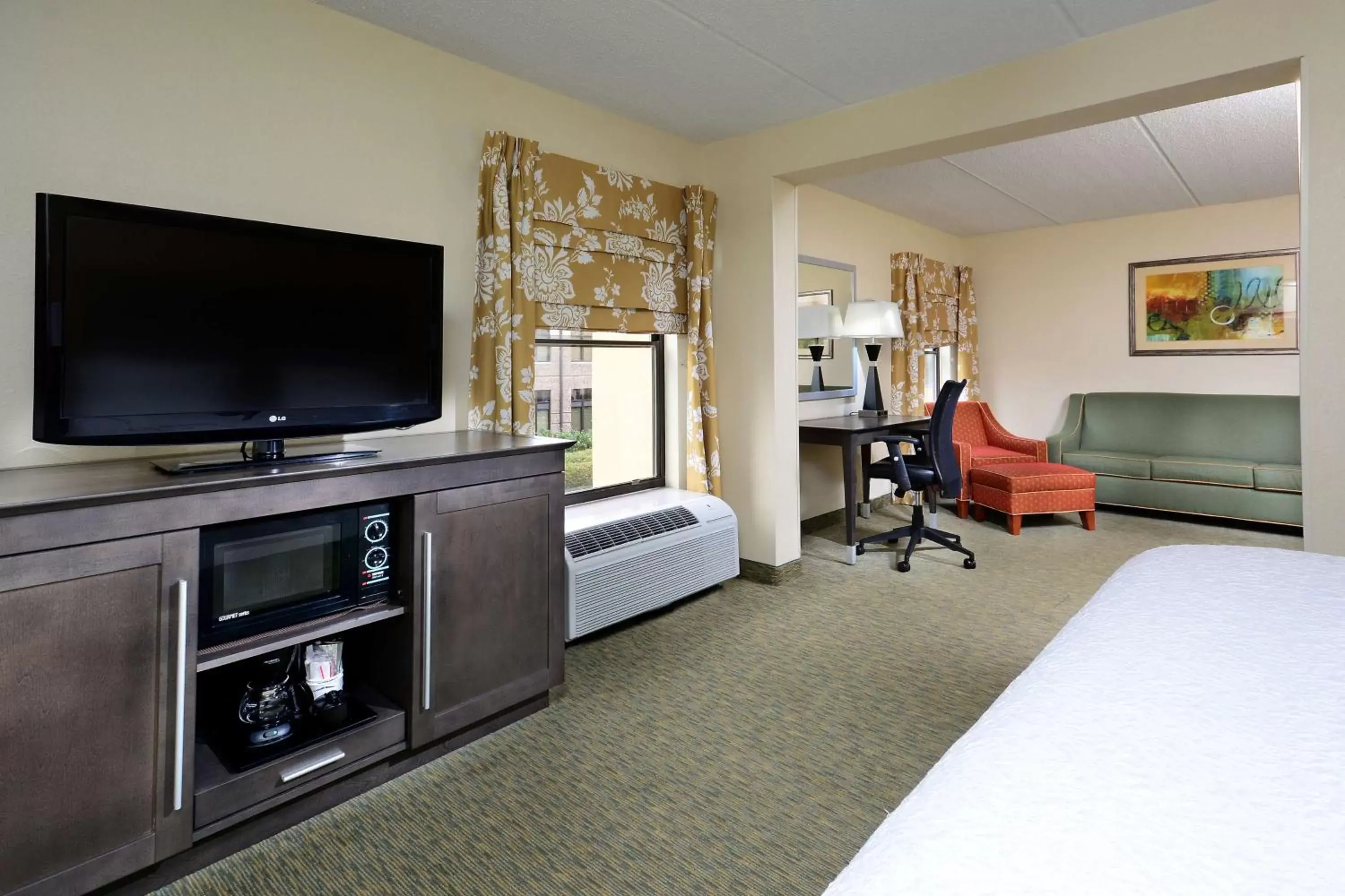 Bed, TV/Entertainment Center in Hampton Inn Raleigh/Town of Wake Forest