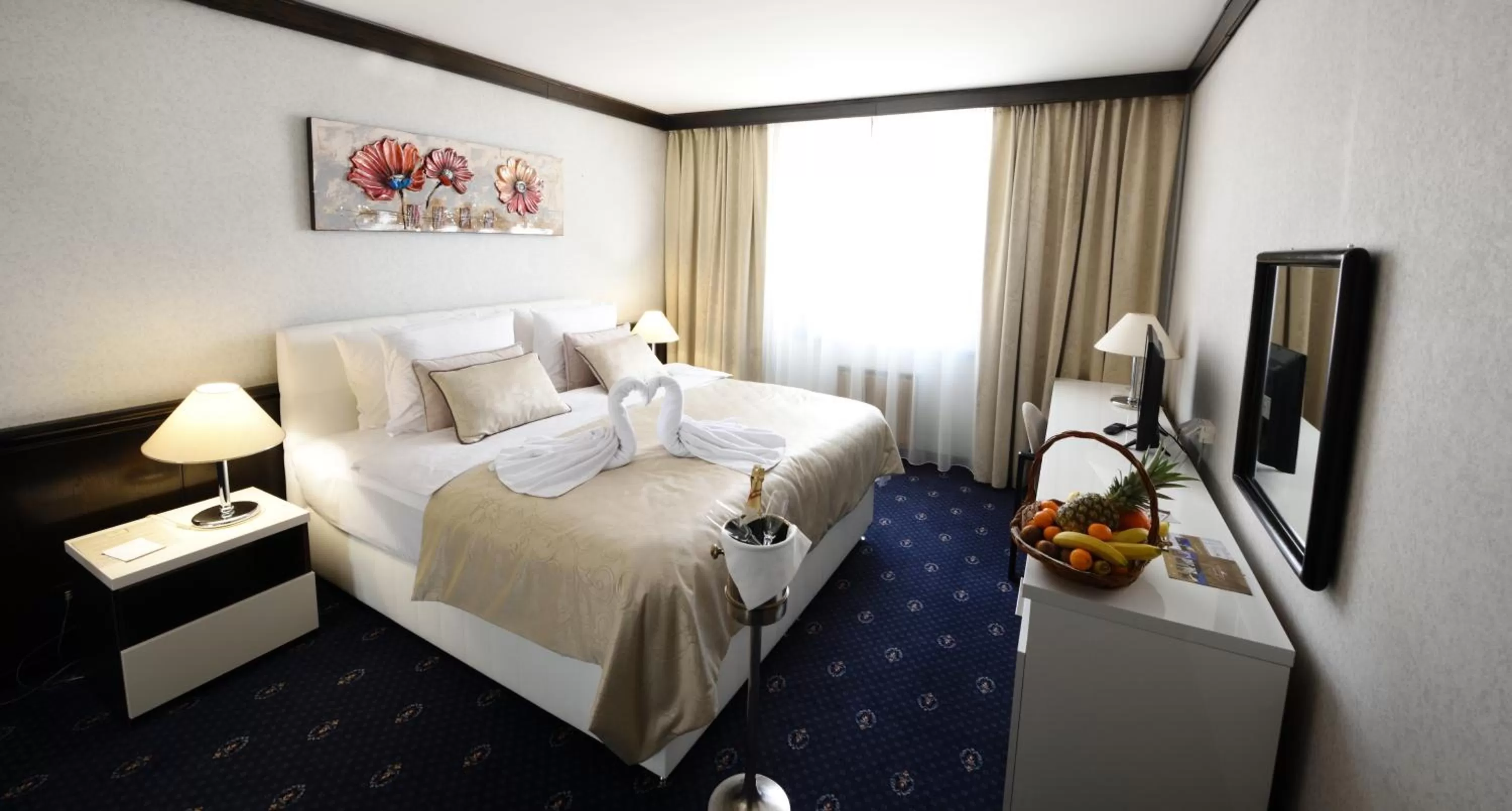 TV and multimedia, Bed in Hotel Holiday