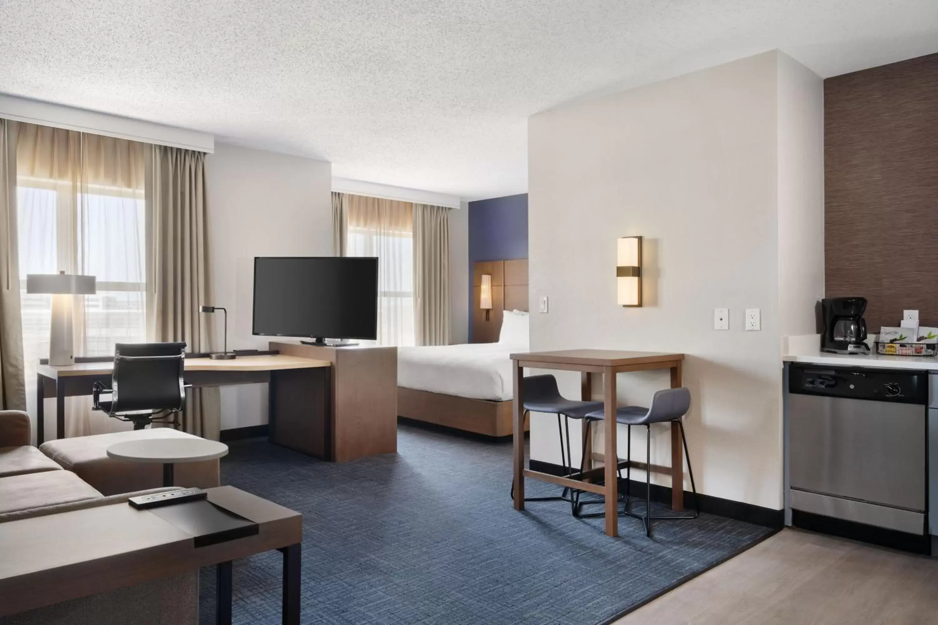 Living room, TV/Entertainment Center in Residence Inn by Marriott Chicago Naperville/Warrenville