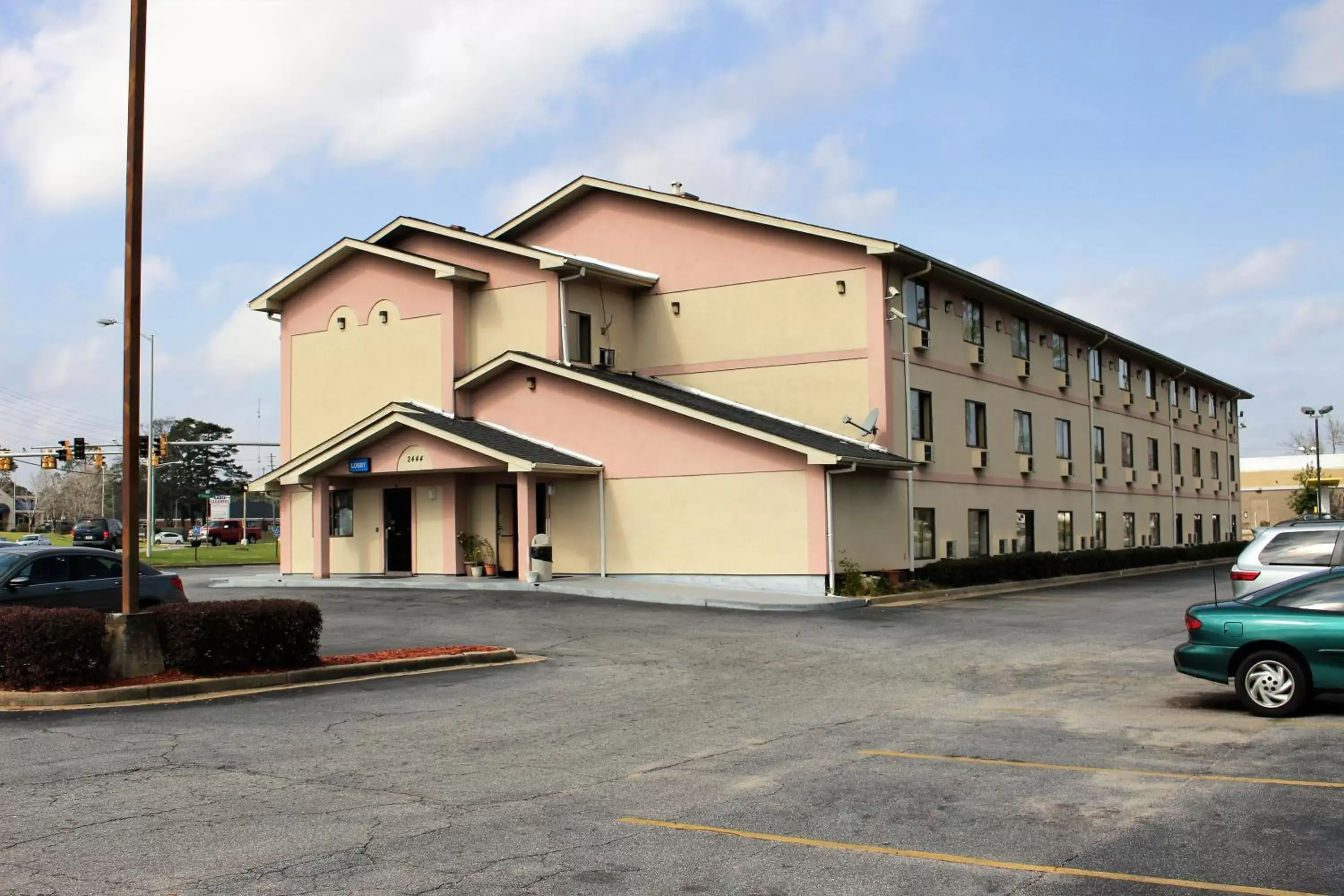 Facade/entrance, Property Building in Knights Inn Albany