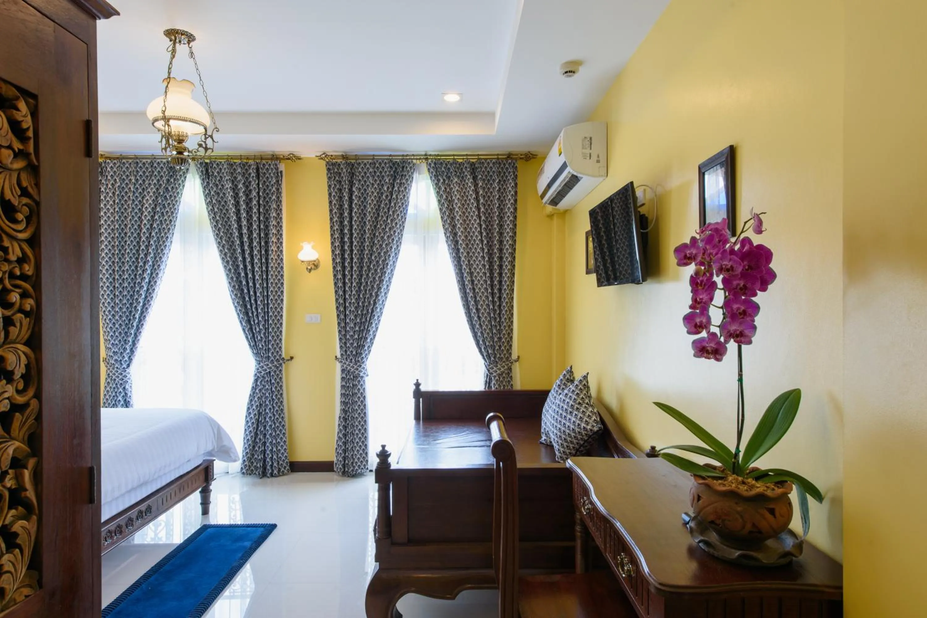 TV and multimedia, Bed in The Velvet Orchid