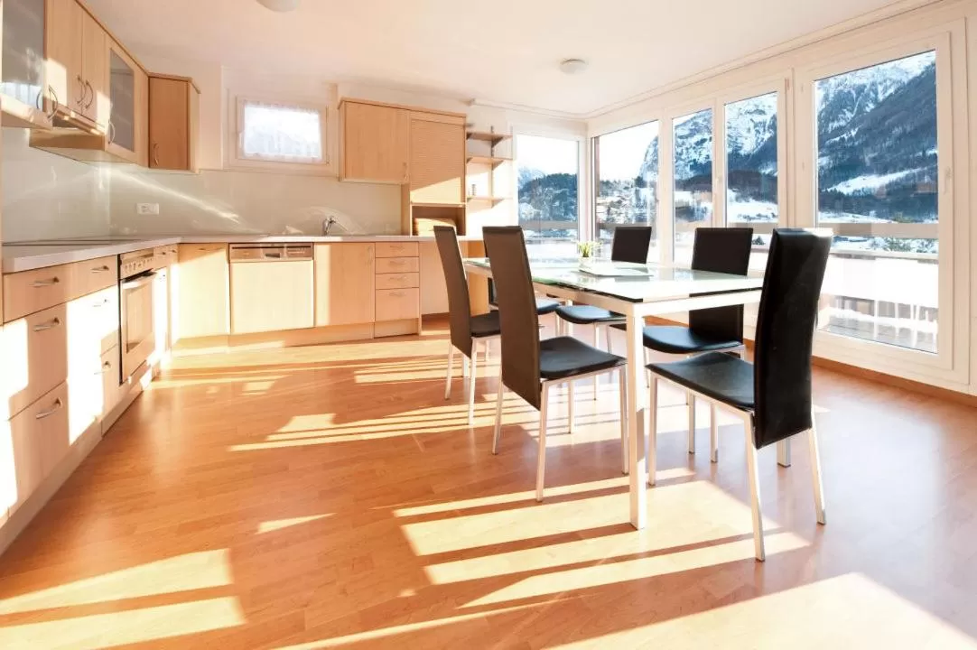 Hotel Sherlock Holmes & Khana Restaurant "nur 200 m zur Gondelbahn Hasliberg"