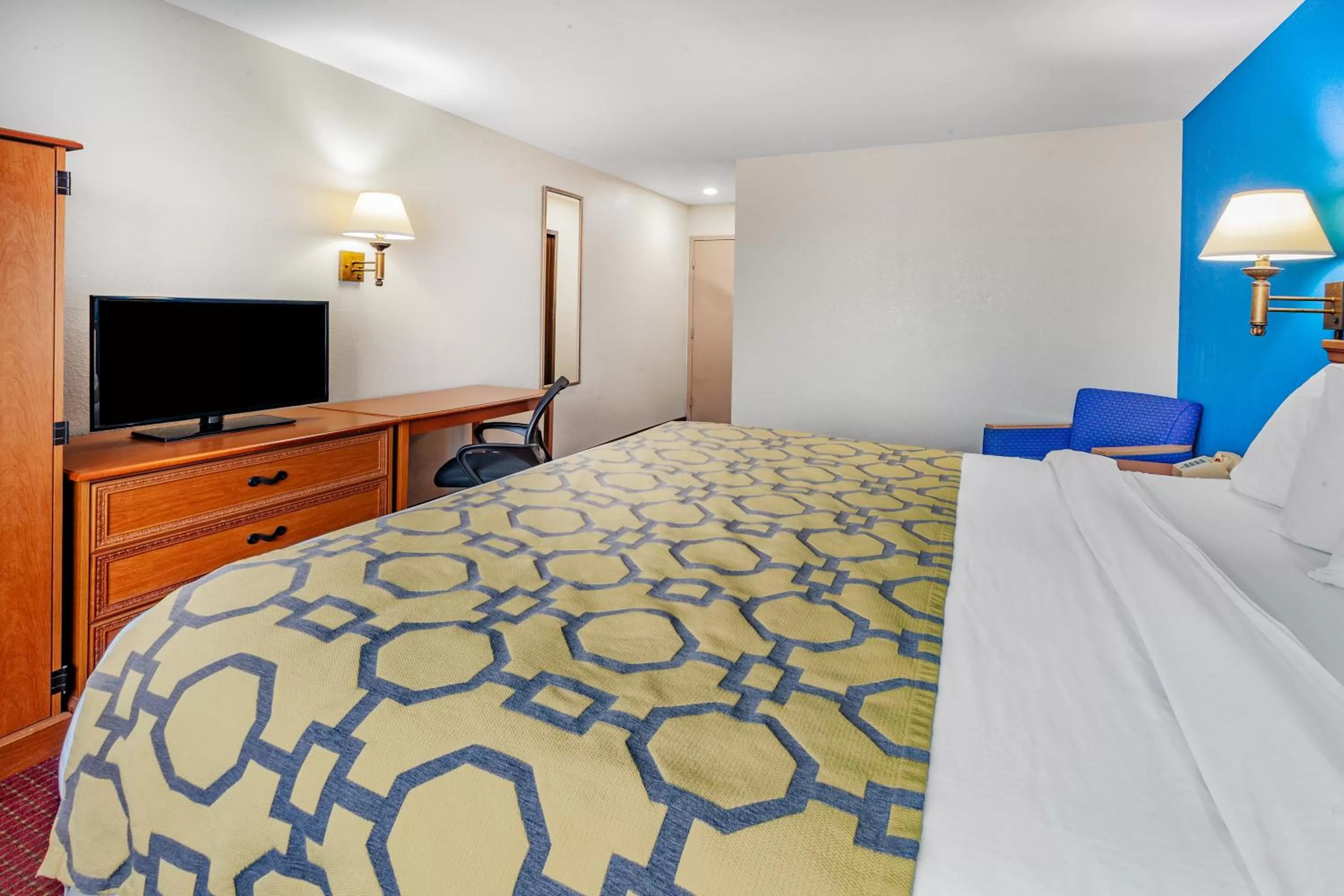 Entertainment, Bed in Baymont by Wyndham Perrysburg-Toledo