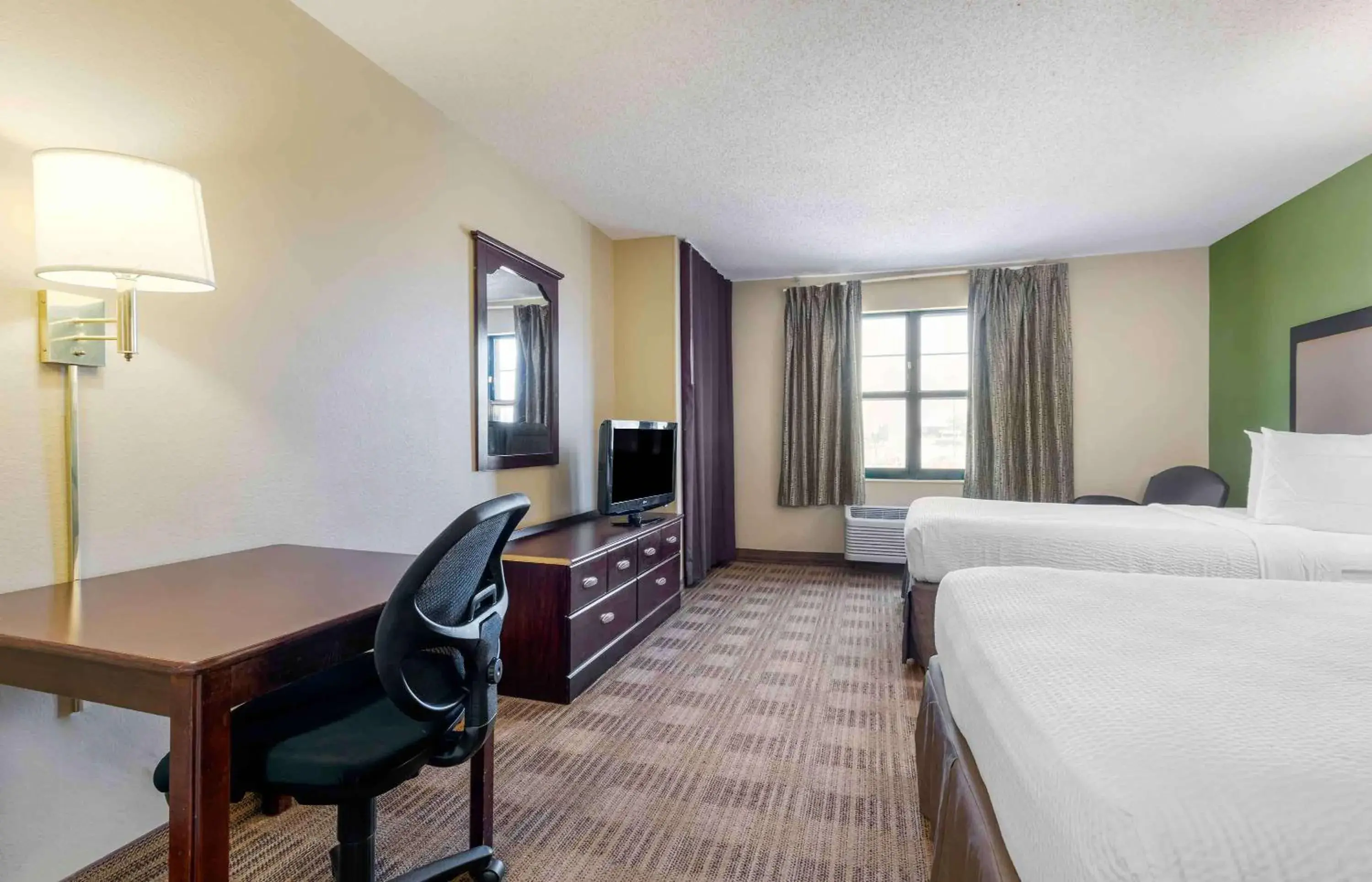 Bedroom, TV/Entertainment Center in Extended Stay America Suites - Dallas - Greenville Avenue