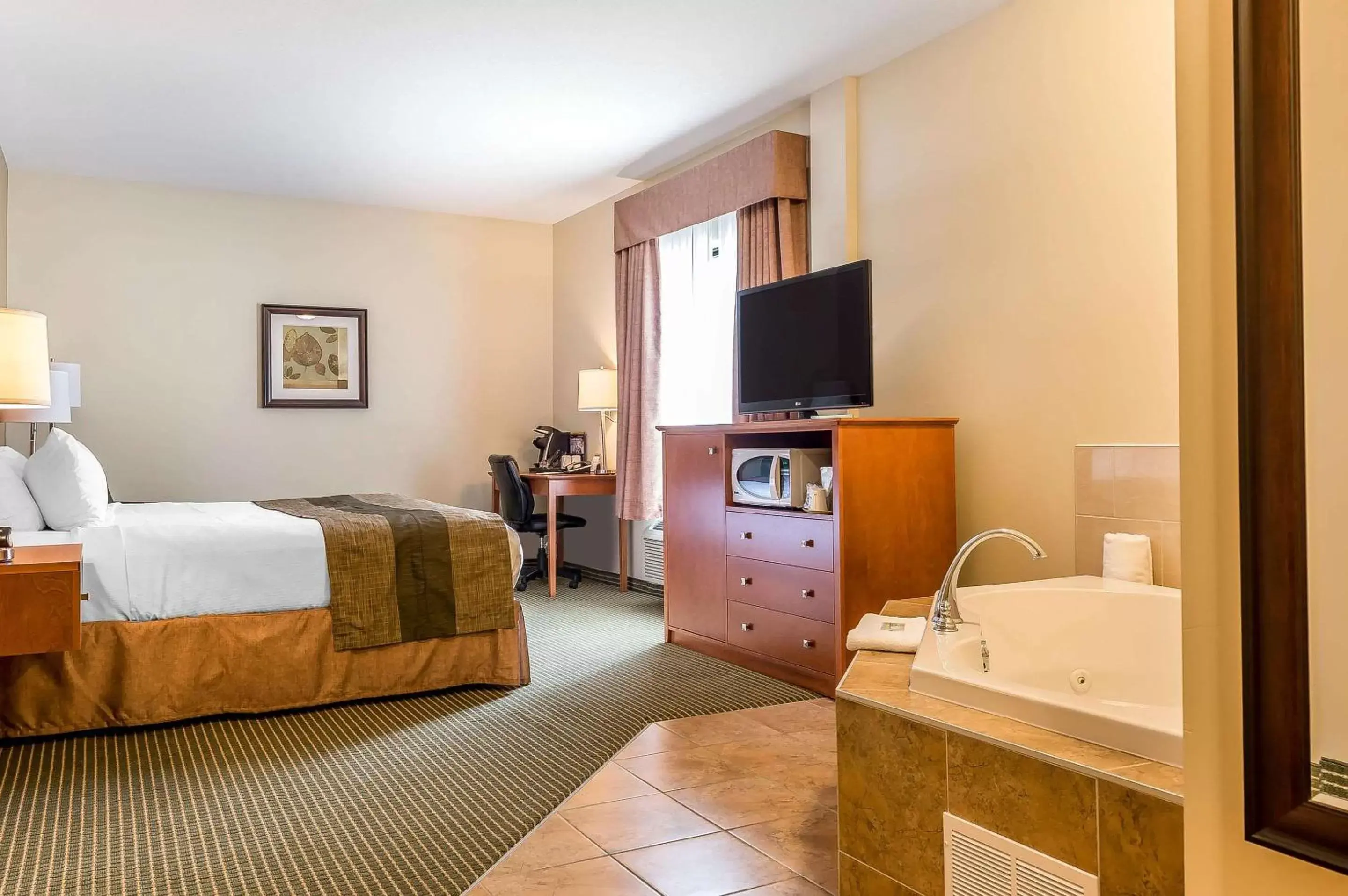 Bedroom, Bed in Quality Inn & Suites Hawkesbury