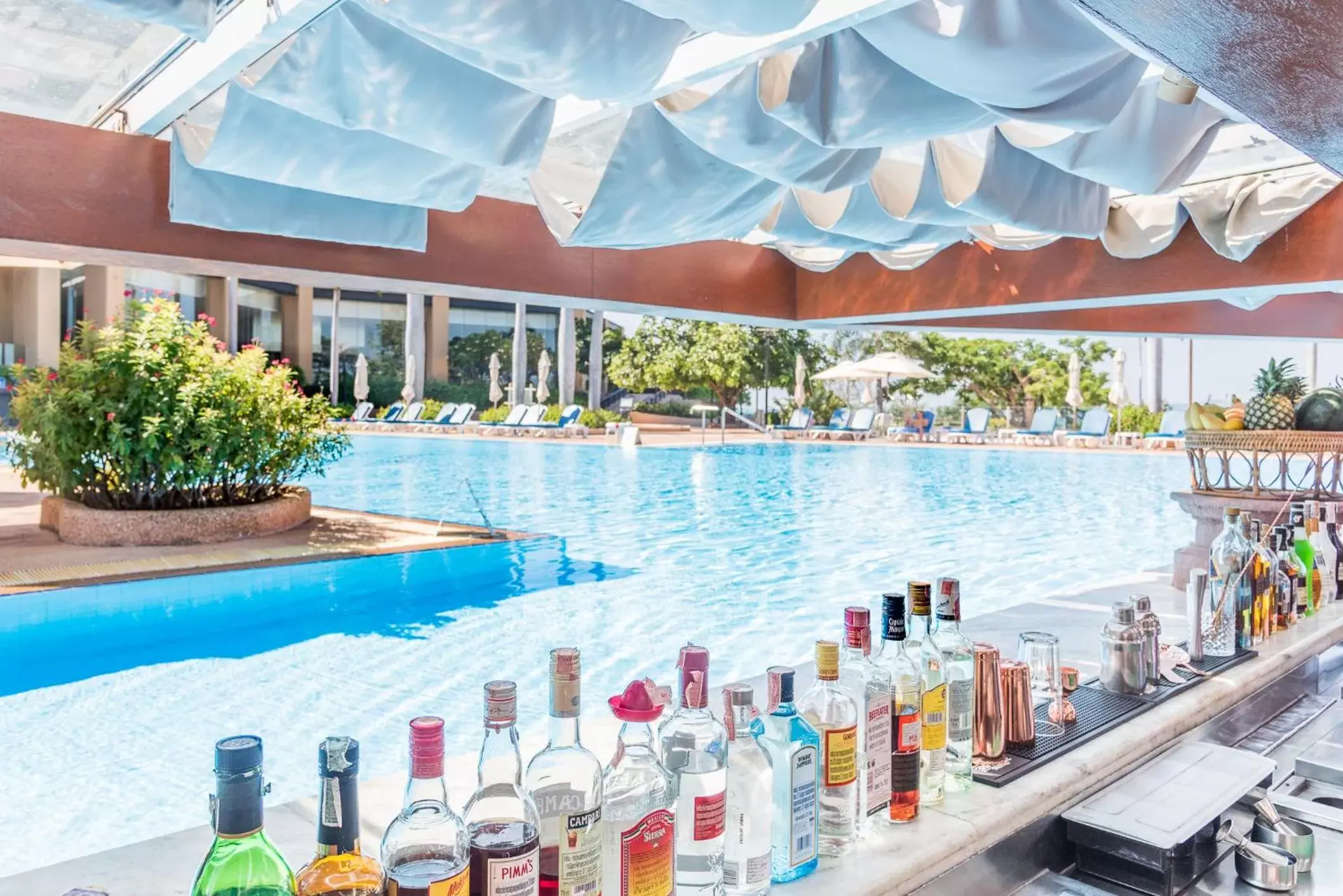 Lounge or bar, Swimming Pool in Royal Wing Suites & Spa Pattaya