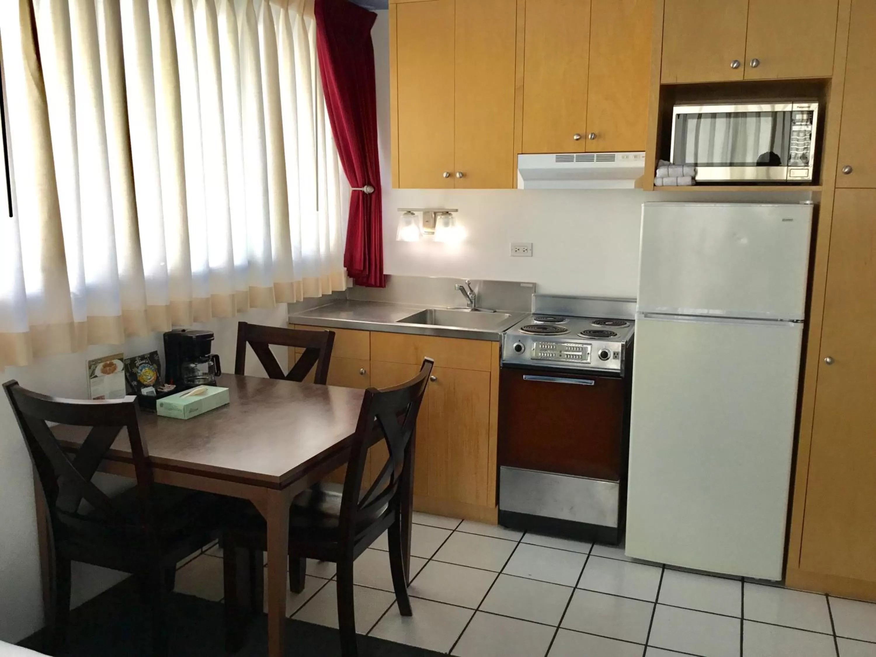 Kitchen or kitchenette in Holiday Surf Hotel (with full kitchen)