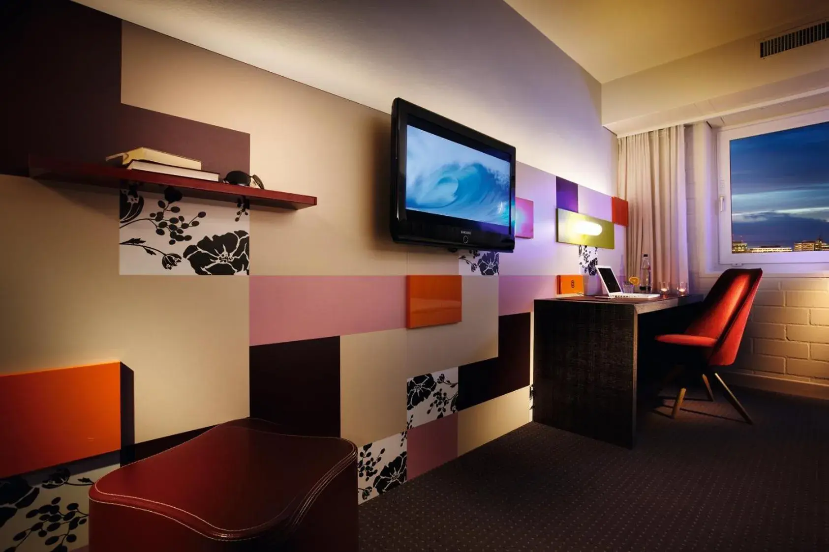 Photo of the whole room, TV/Entertainment Center in pentahotel Wiesbaden