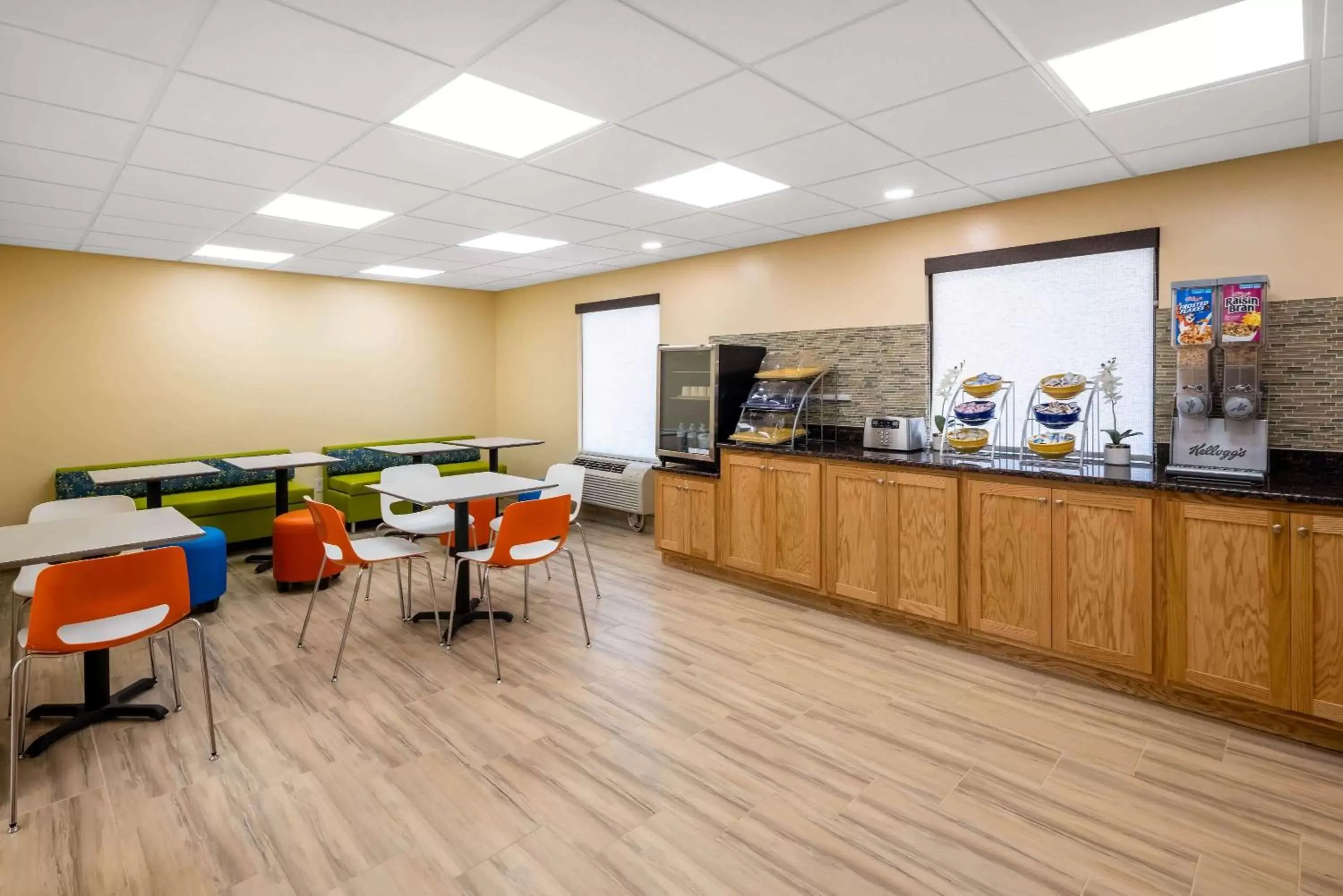 Restaurant/places to eat in Days Inn by Wyndham Murphy