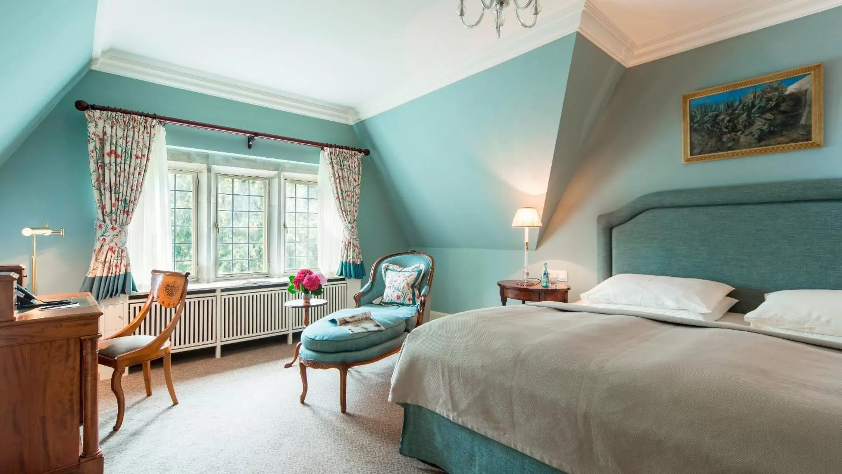 Photo of the whole room, Bed in Schlosshotel Kronberg - Hotel Frankfurt