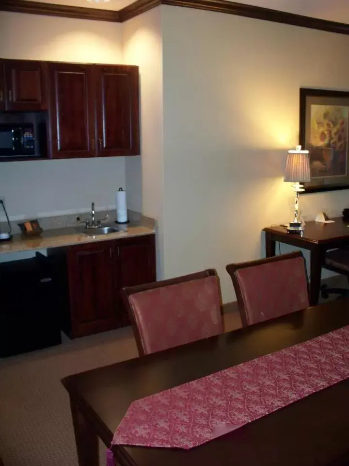 Kitchen/Kitchenette in Big Country Hotel & Suites