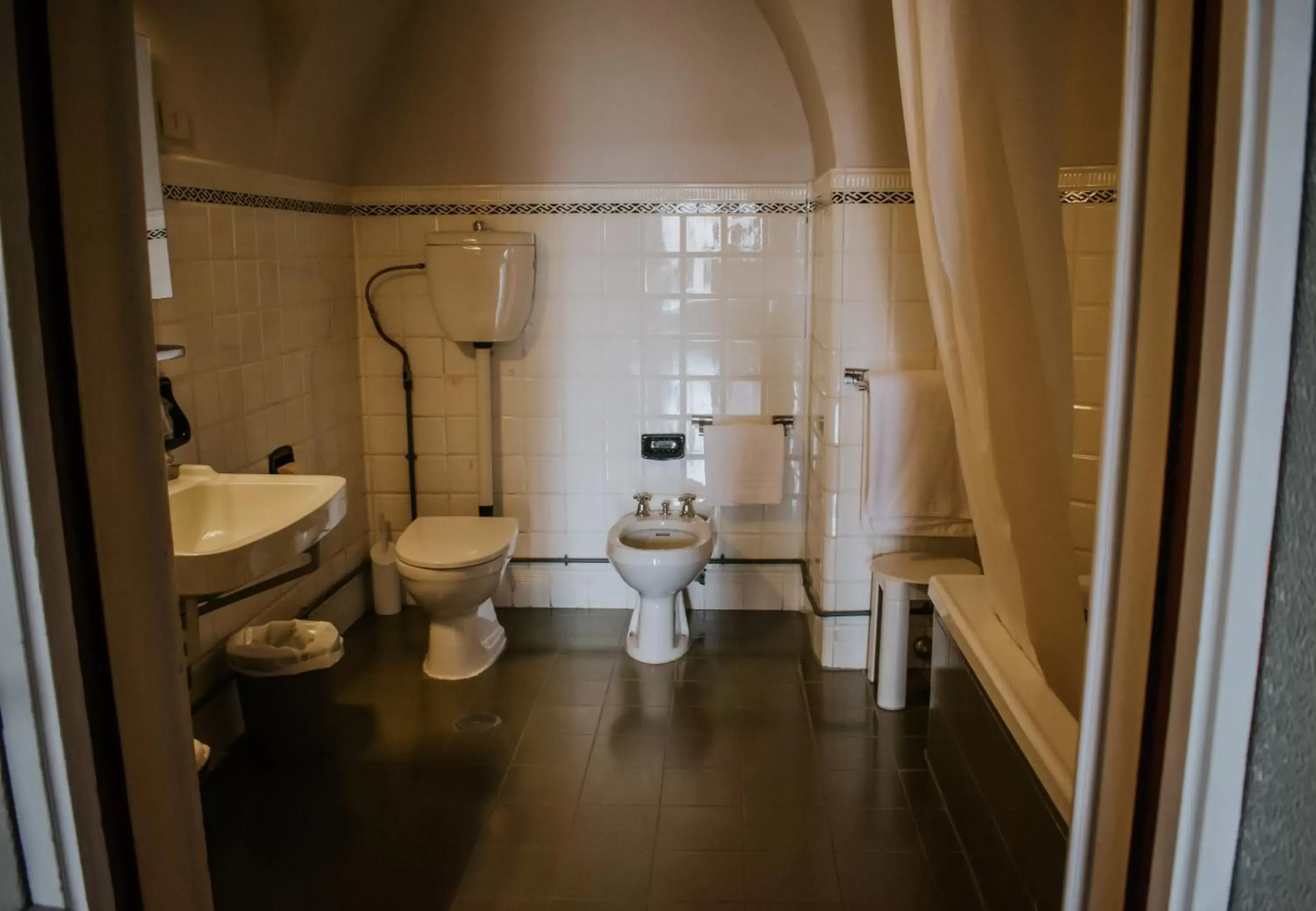 Toilet, Bathroom in Royal Victoria Hotel