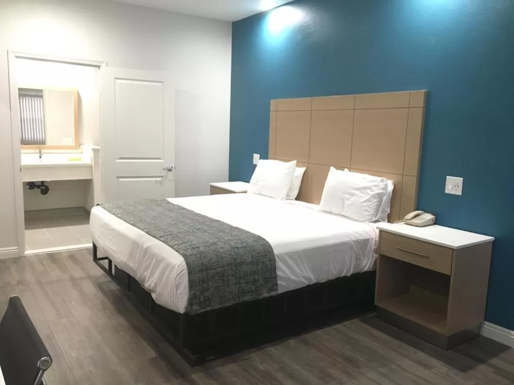 Photo of the whole room, Bed in Cali Inn