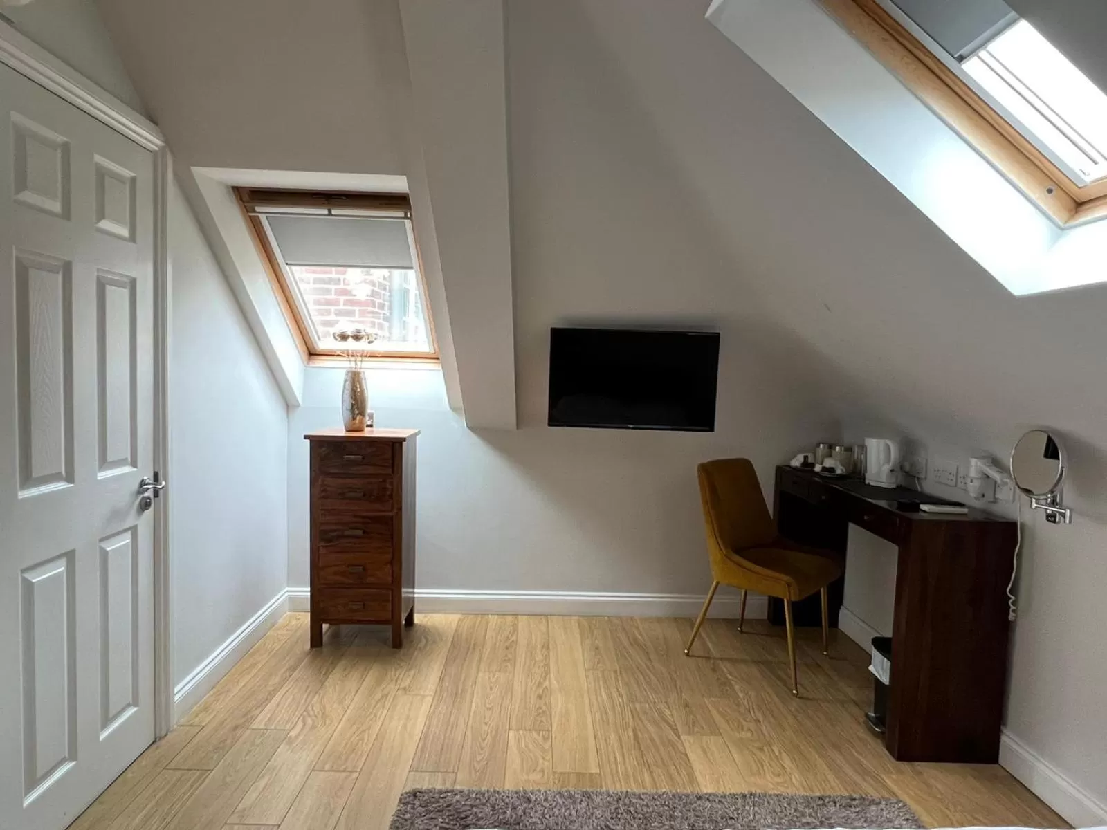 TV/Entertainment Center in Leaside Hotel