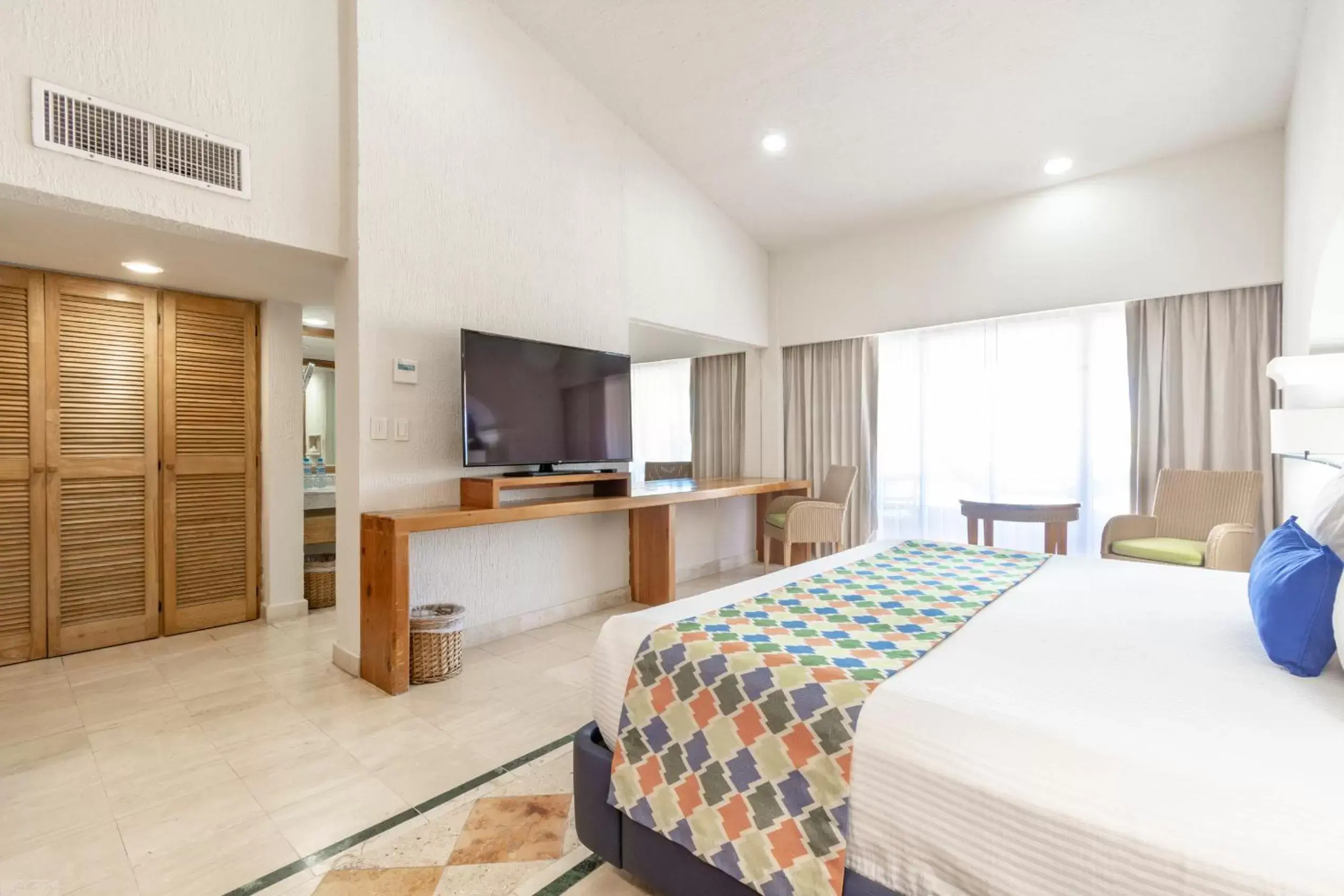 Bedroom, TV/Entertainment Center in Puerto Aventuras Hotel & Beach Club