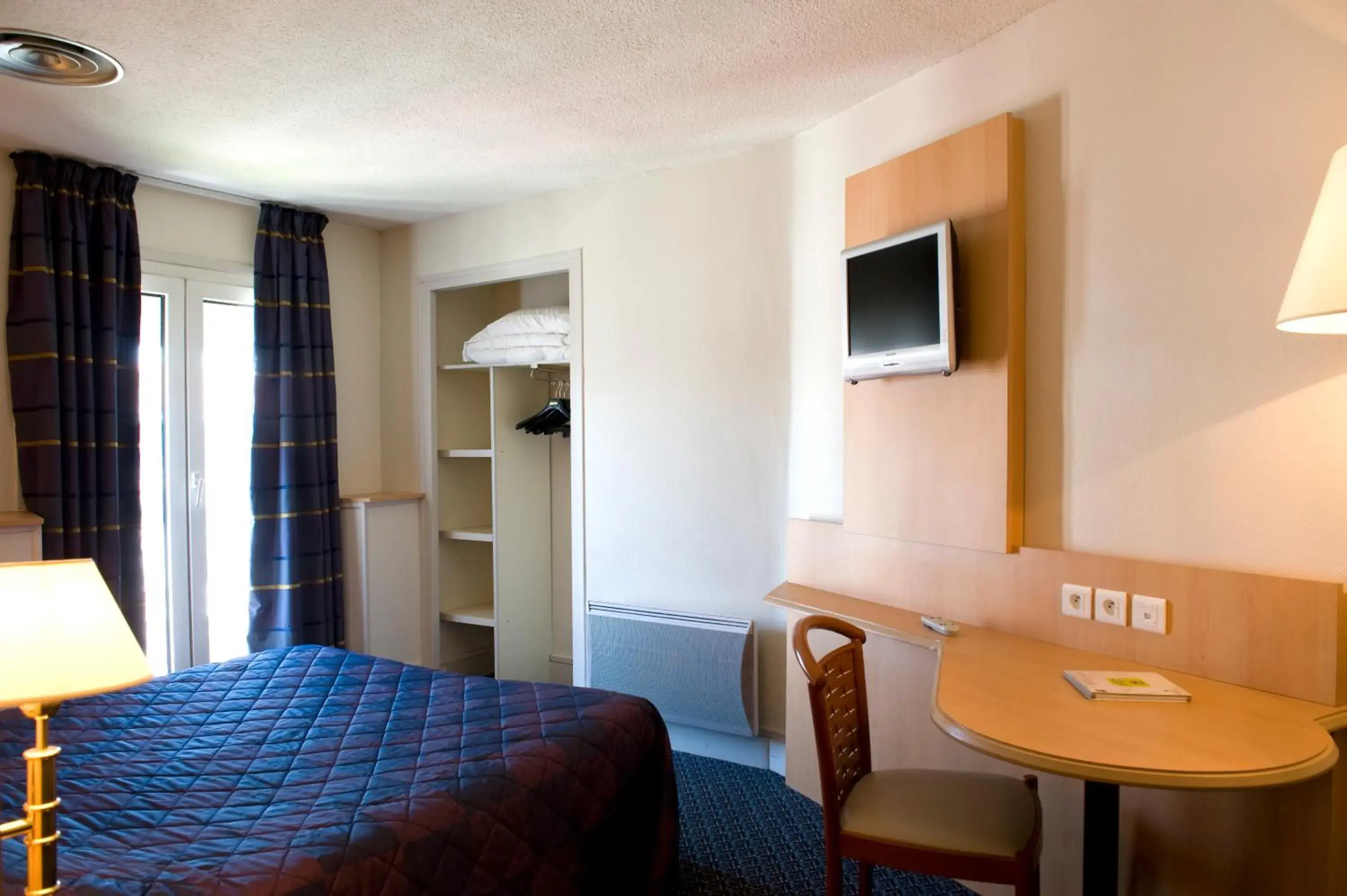 Bed in Hotel Le Bourbon Pau Centre Bed in Hotel Le Bourbon Pau Centre