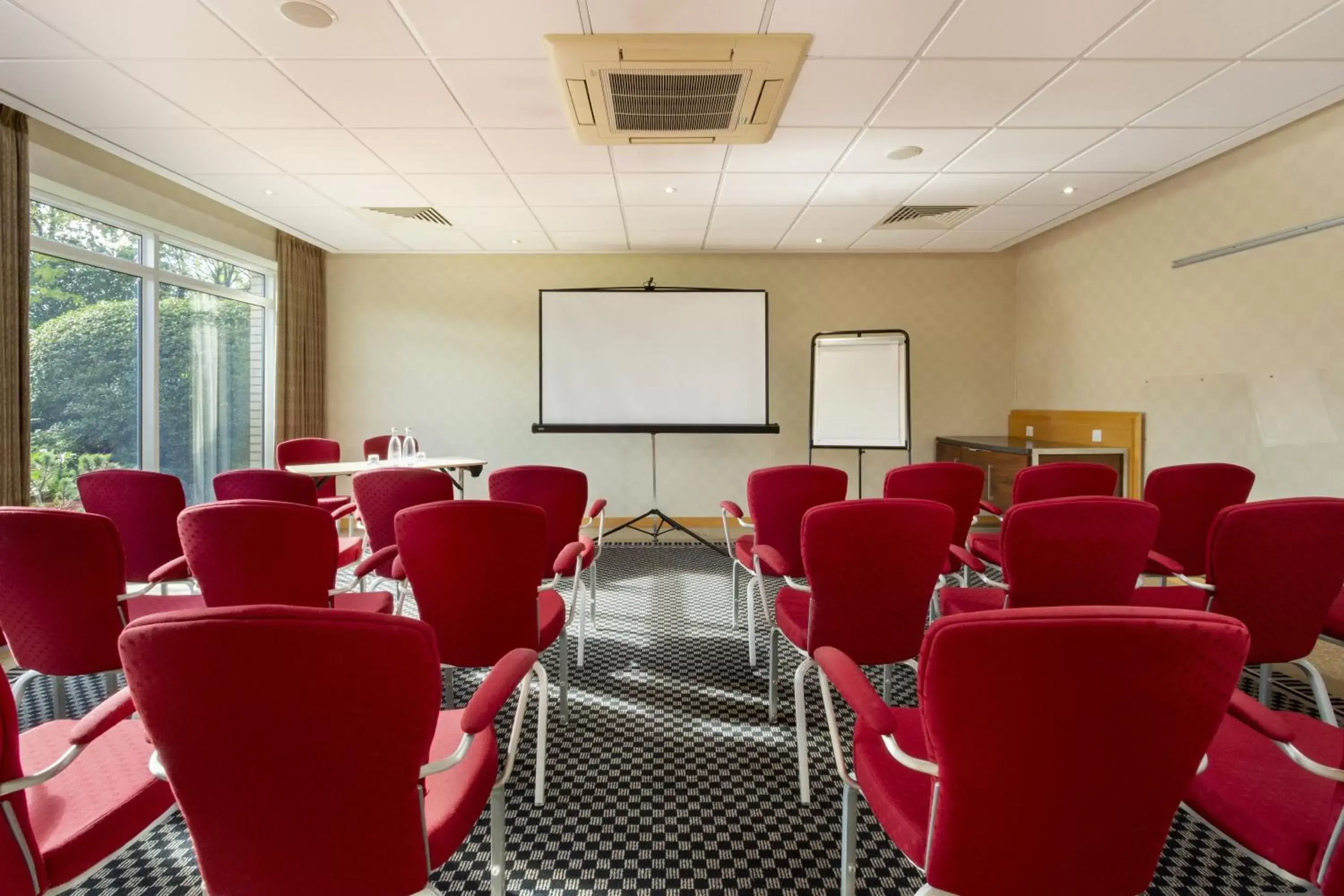Meeting/conference room in Holiday Inn Express Southampton - M27, J7, an IHG Hotel