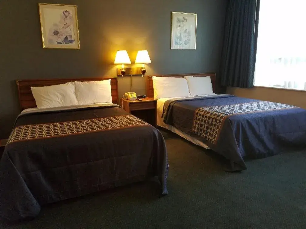 Bed in Travelodge by Wyndham Lake George NY