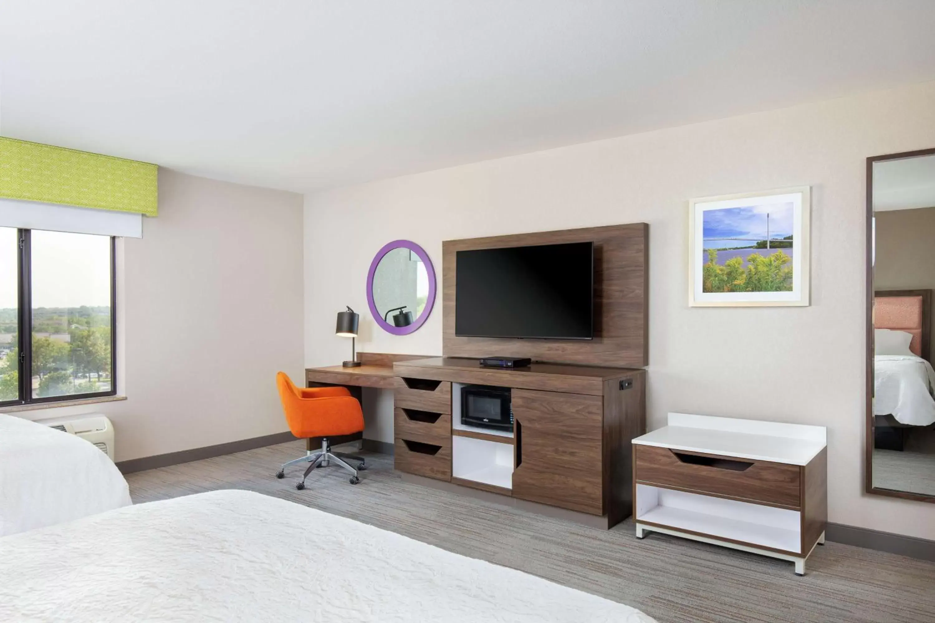 Bedroom, TV/Entertainment Center in Newly Renovated Hampton Inn Omaha West Lakeside