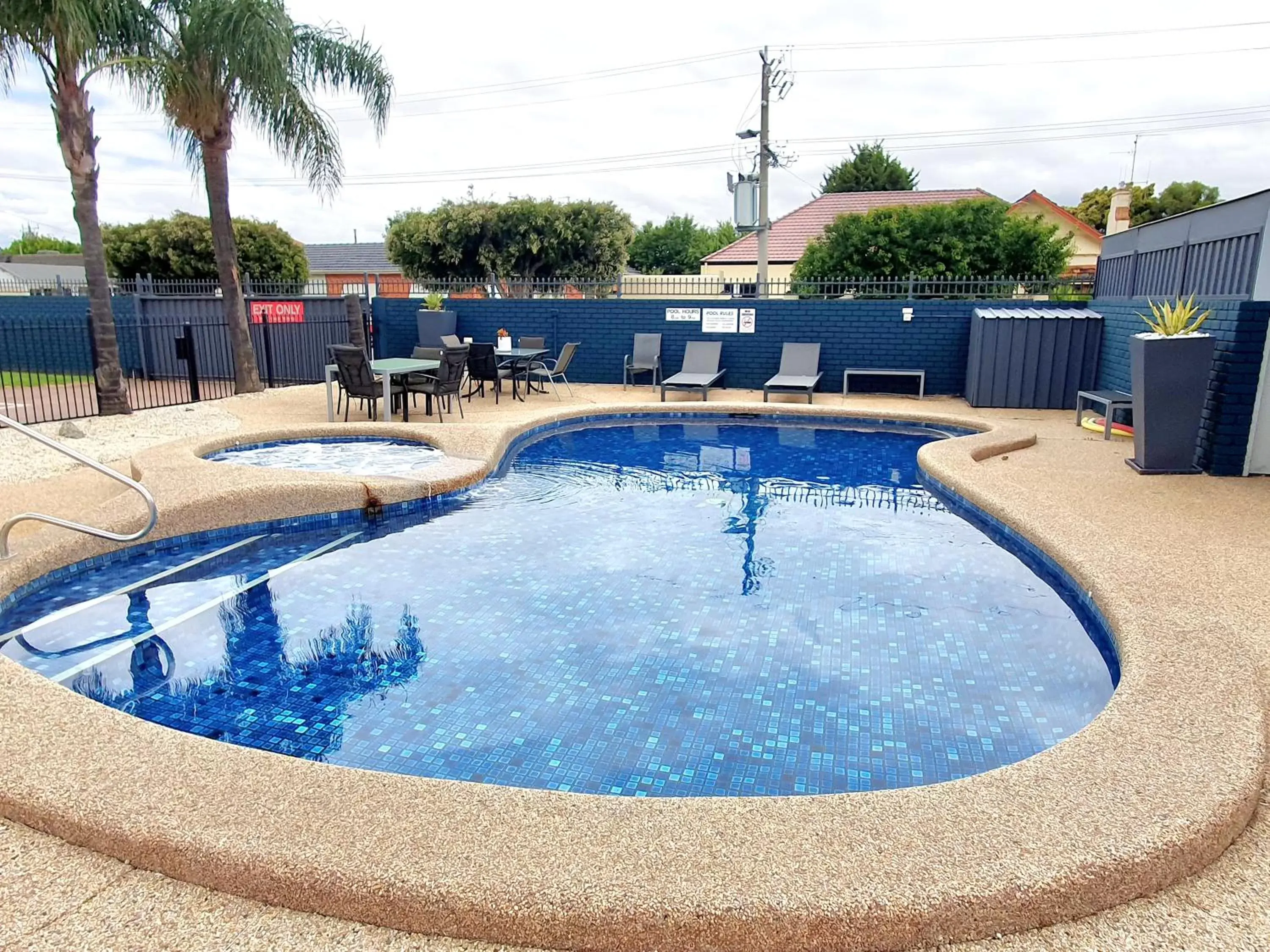 Swimming Pool in Addison Motor Inn