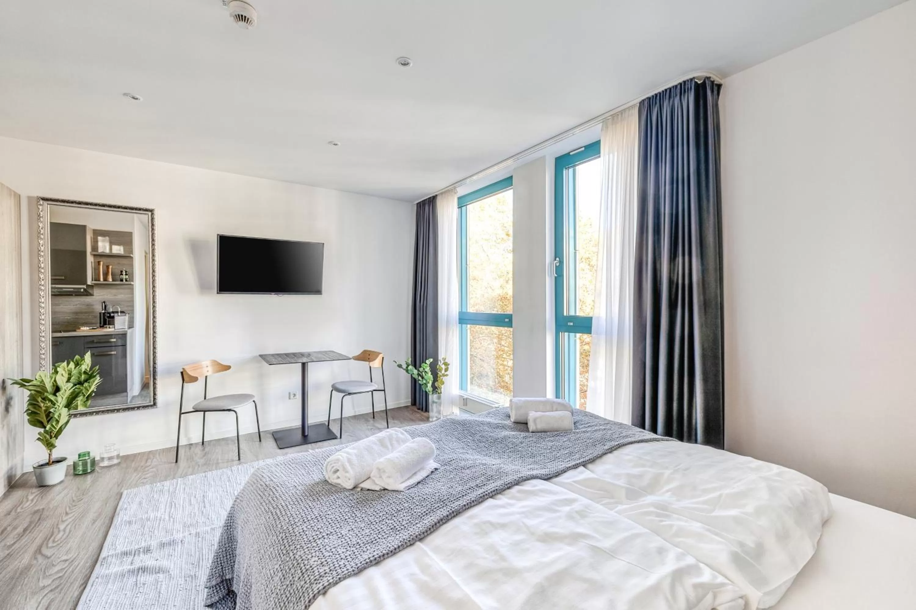 Photo of the whole room, Bed in Limehome Köln Friesenplatz - Digital Access