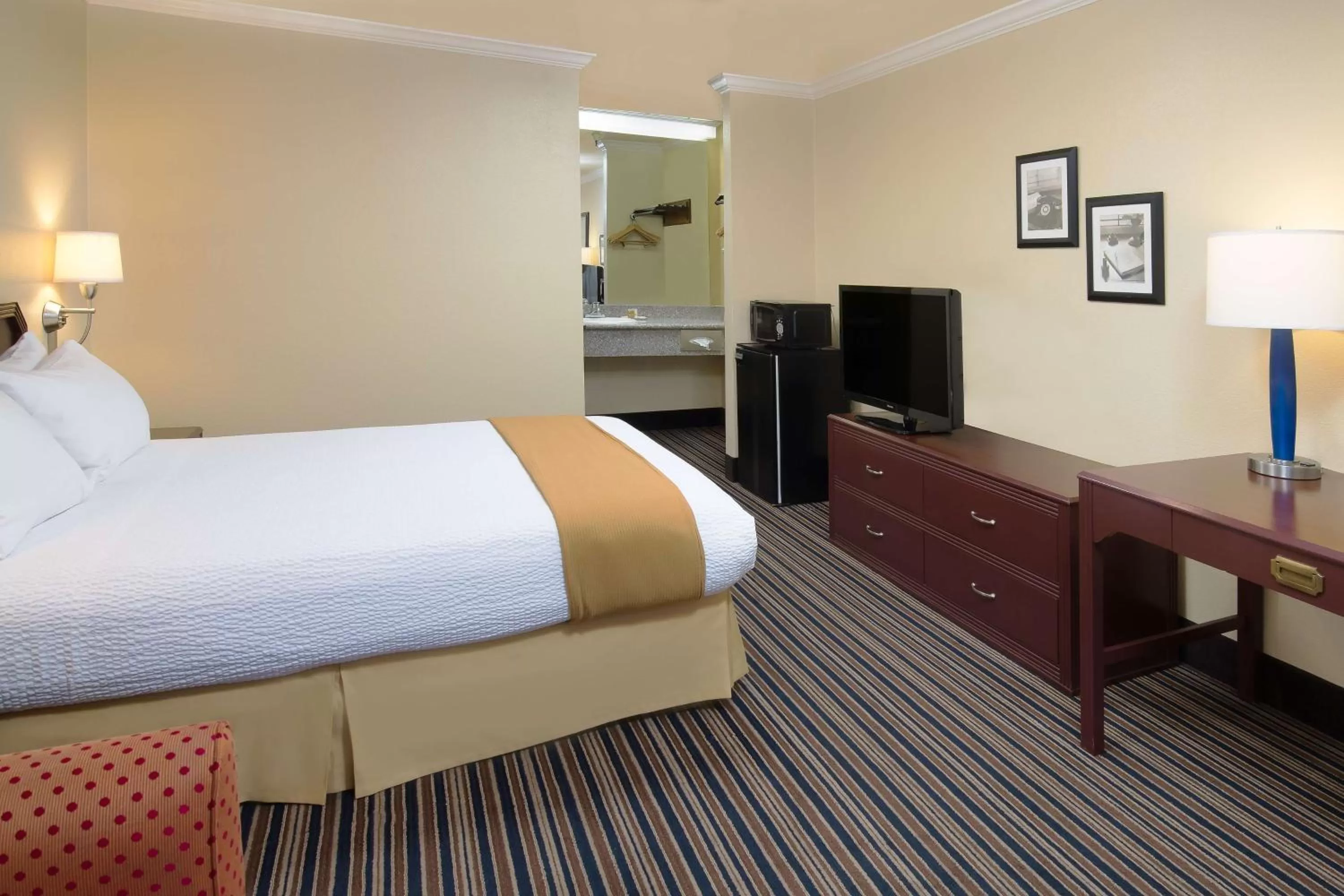 Photo of the whole room, Bed in Days Inn by Wyndham Pinole Berkeley