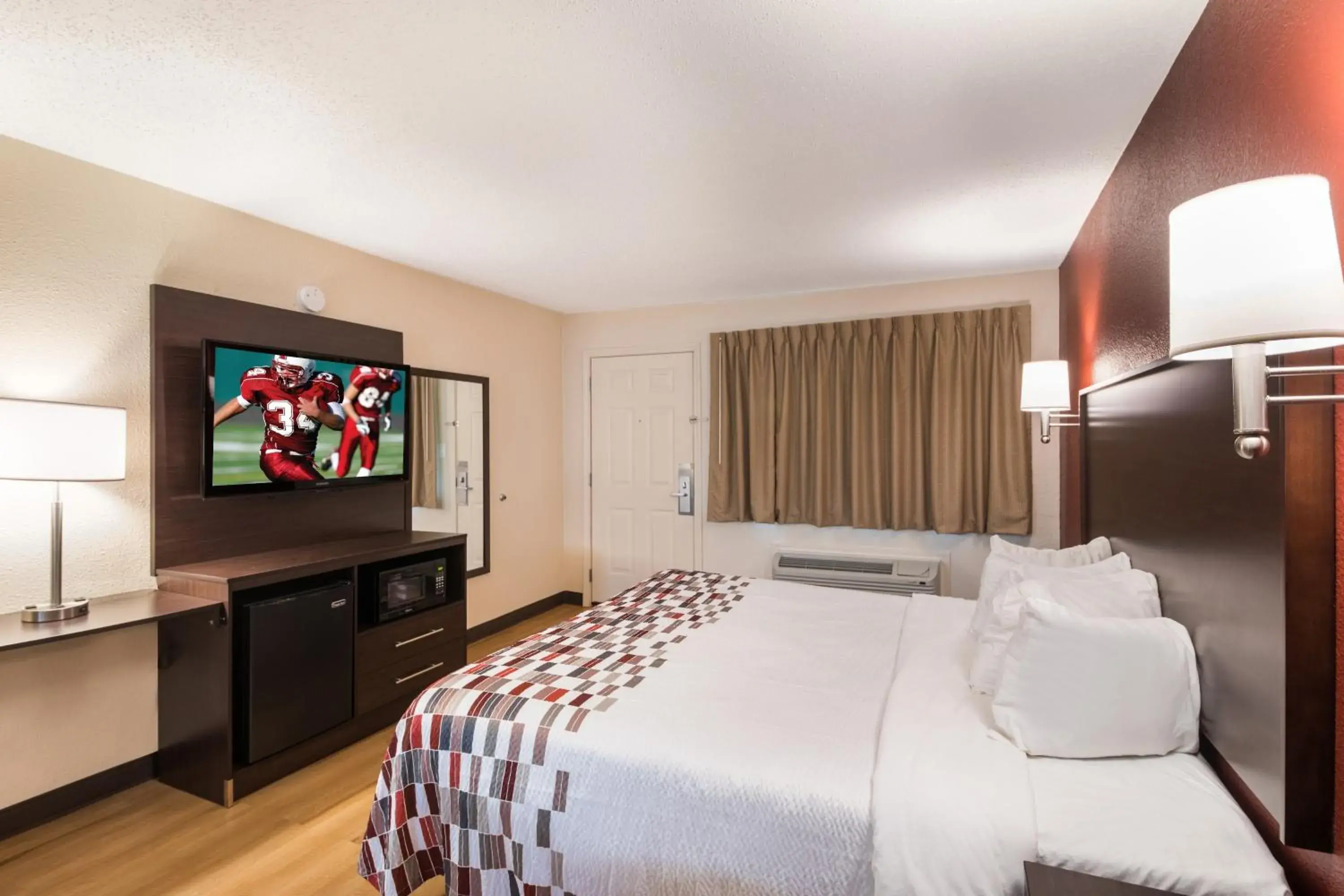 Bedroom, Bed in Red Roof Inn Temple