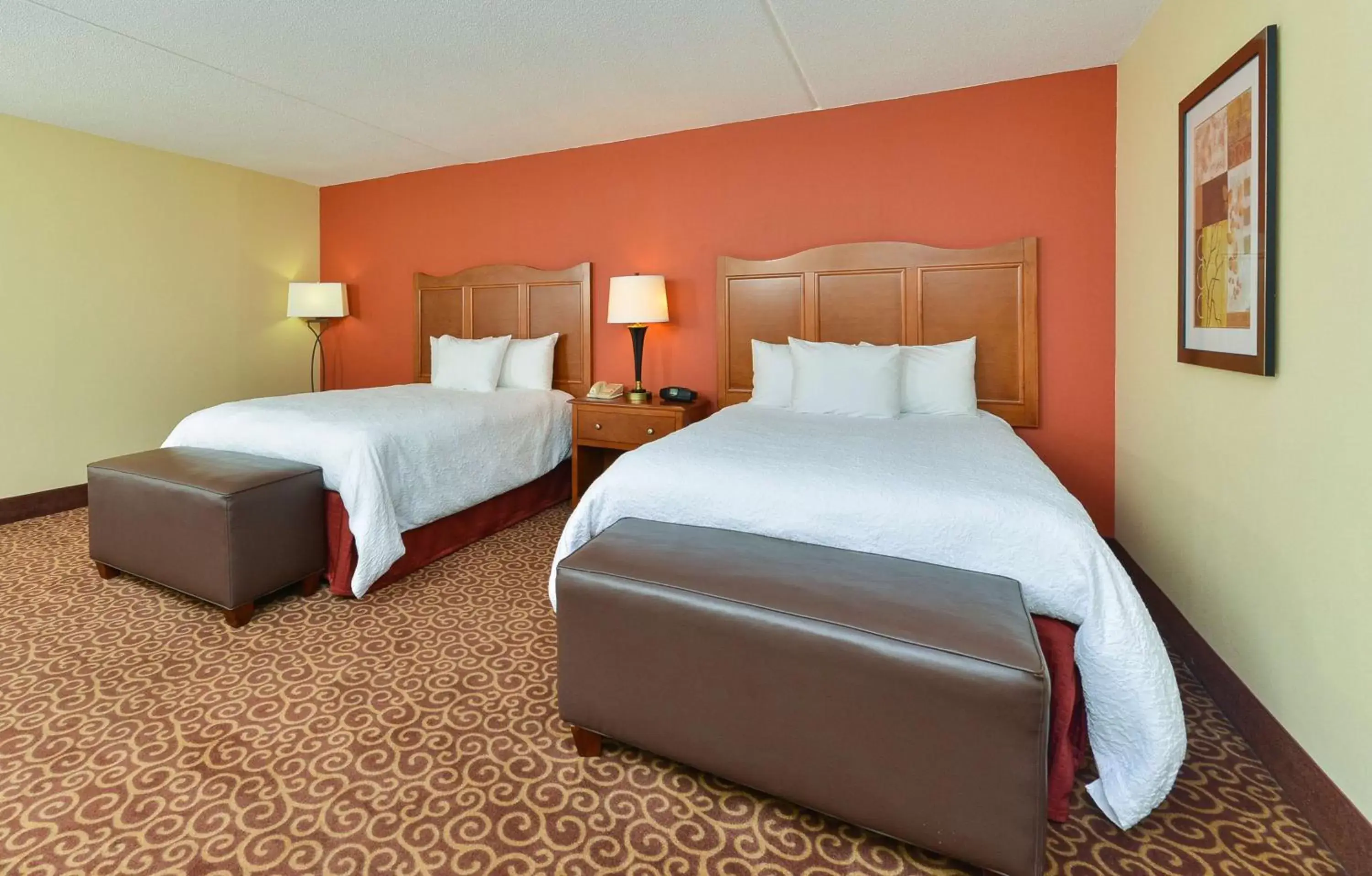 Bed in Hampton Inn Chicago-Carol Stream