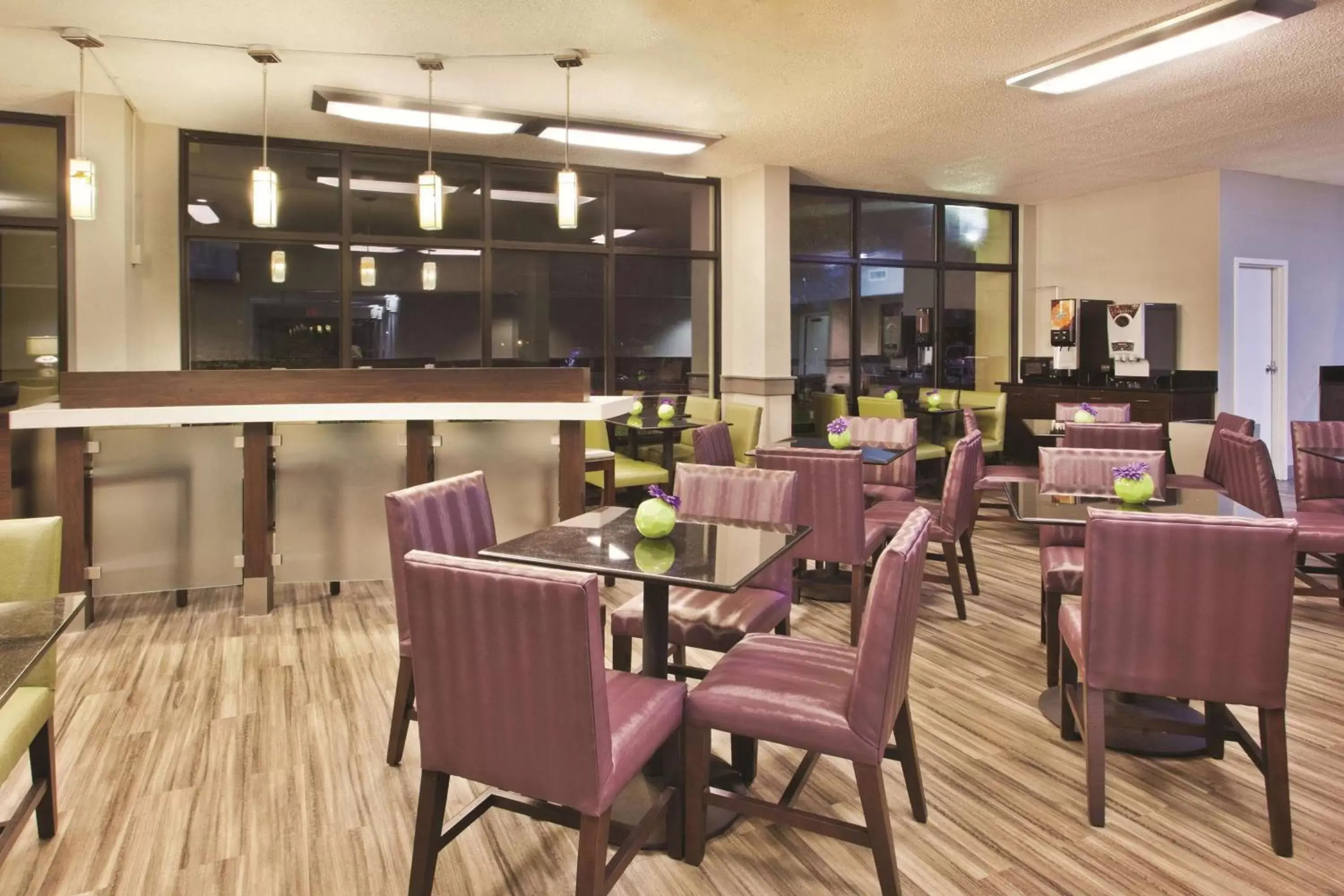 Restaurant/places to eat in La Quinta by Wyndham Charleston Riverview Restaurant/places to eat in La Quinta by Wyndham Charleston Riverview