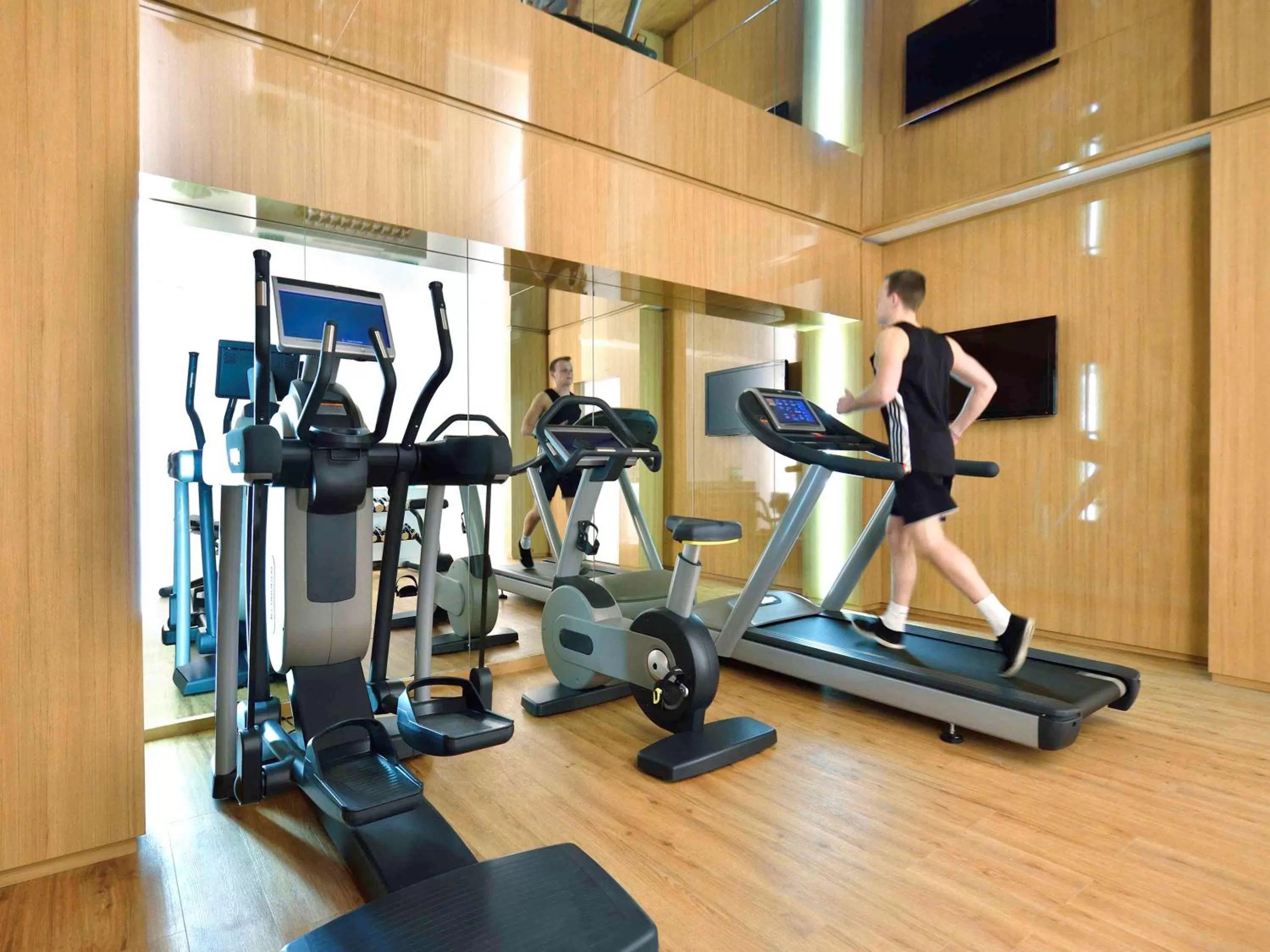 Fitness centre/facilities in l'Echiquier Opéra Hotel Paris - MGallery Collection