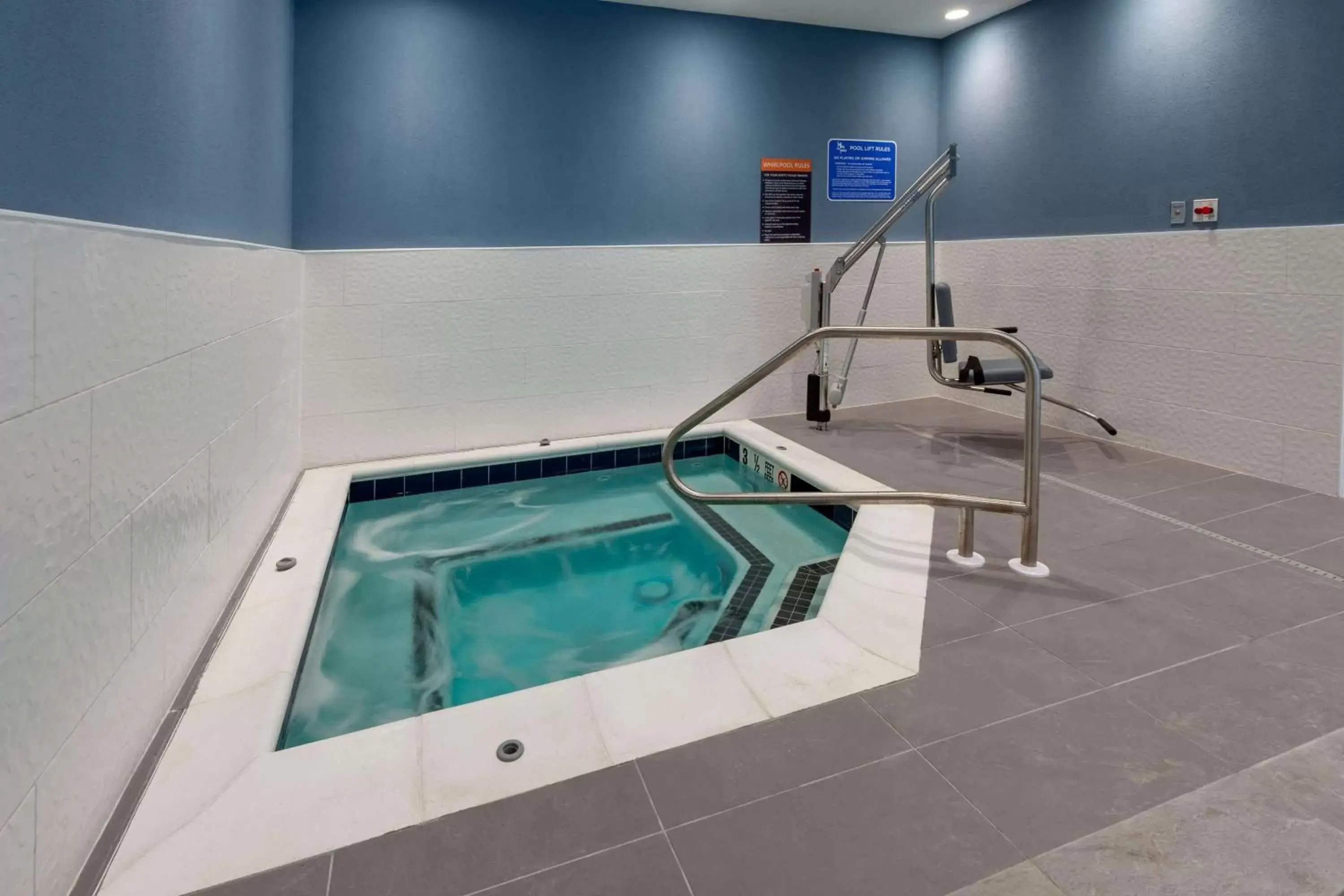 Hot Tub, Swimming Pool in La Quinta Inn & Suites by Wyndham Middletown