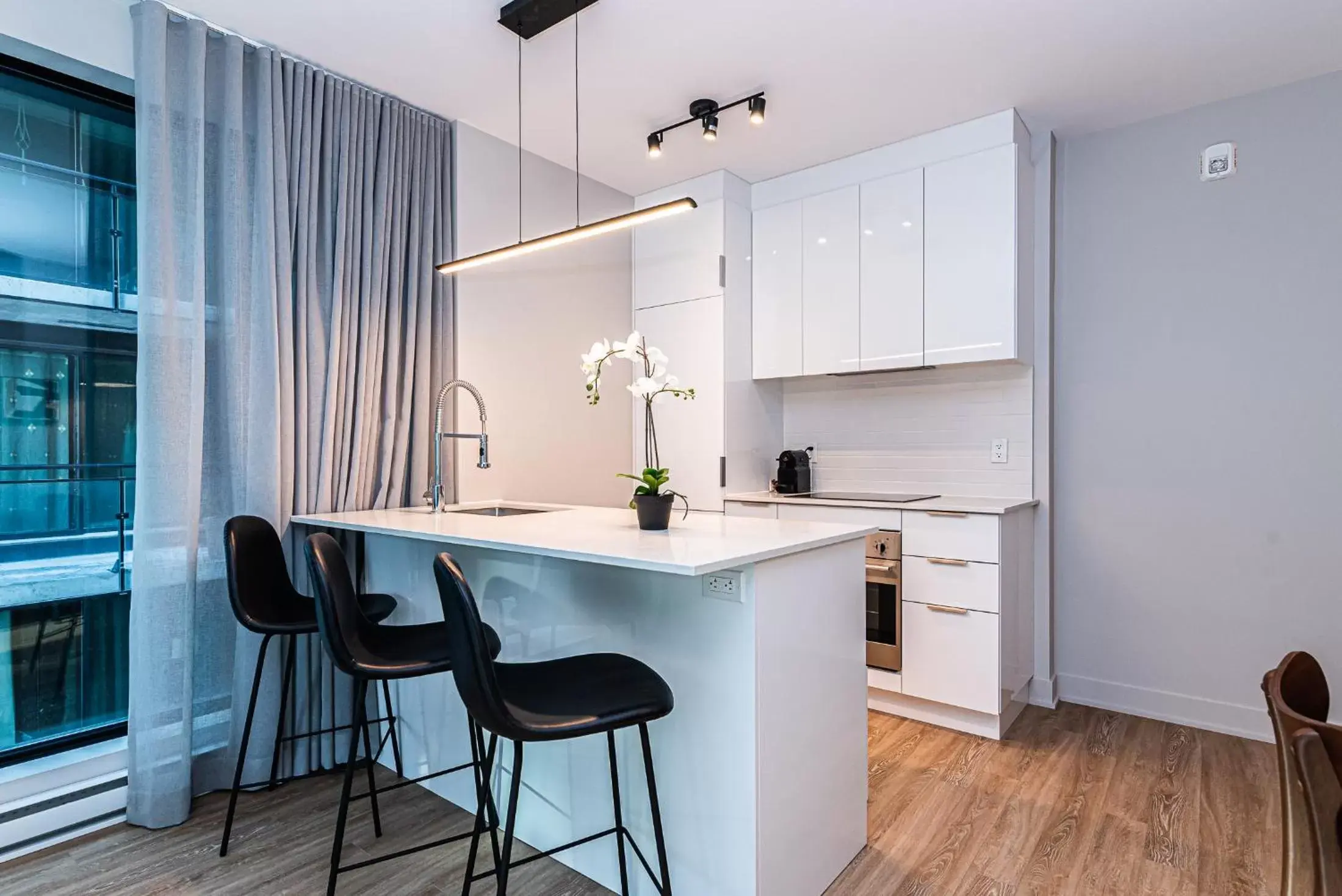 Kitchen or kitchenette, Kitchen/Kitchenette in WRFY Griffintown Apartment