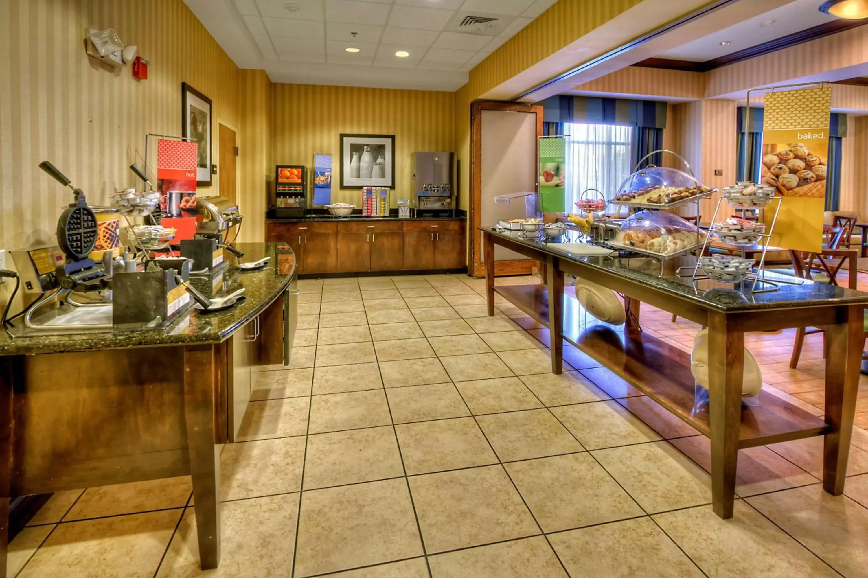 Dining area, Restaurant/Places to Eat in Hampton Inn Roanoke Rapids