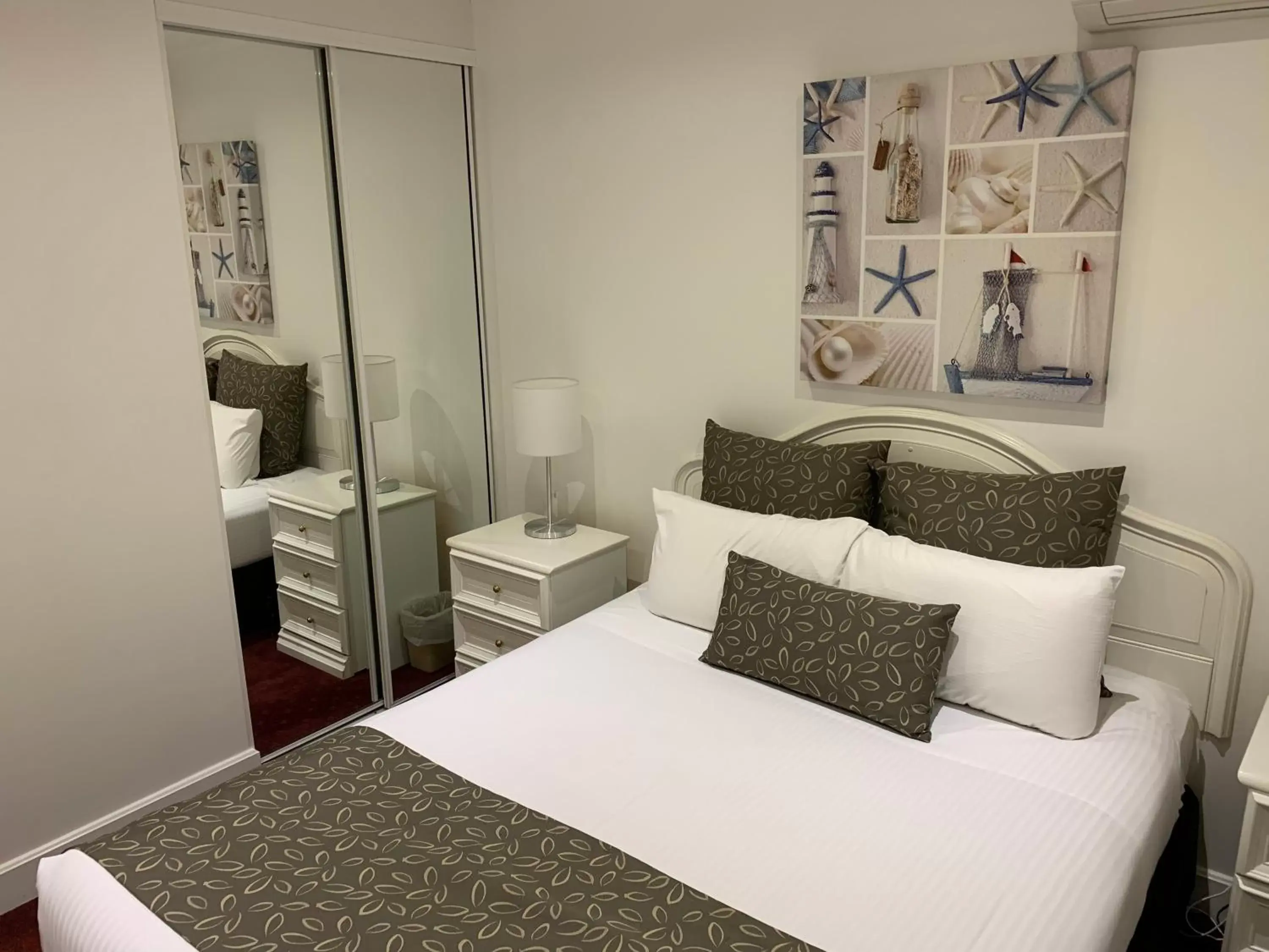 Bedroom, Bed in Ensenada Motor Inn and Suites