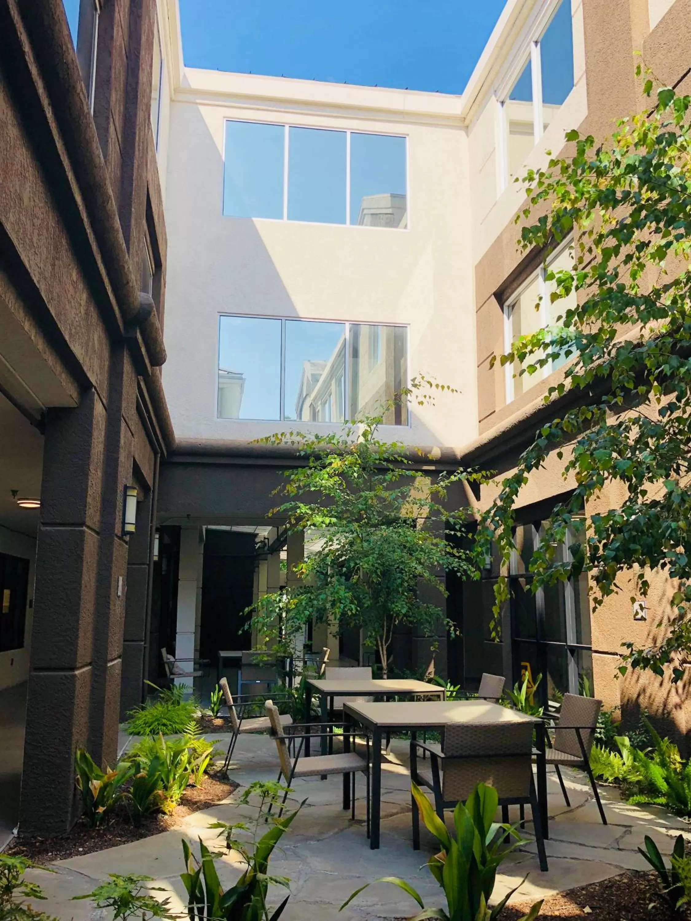 Garden in Country Inn & Suites by Radisson, San Jose International Airport, CA