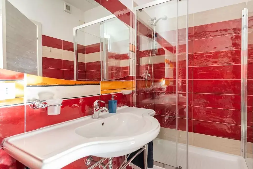 Shower, Bathroom in A Casa di Gi