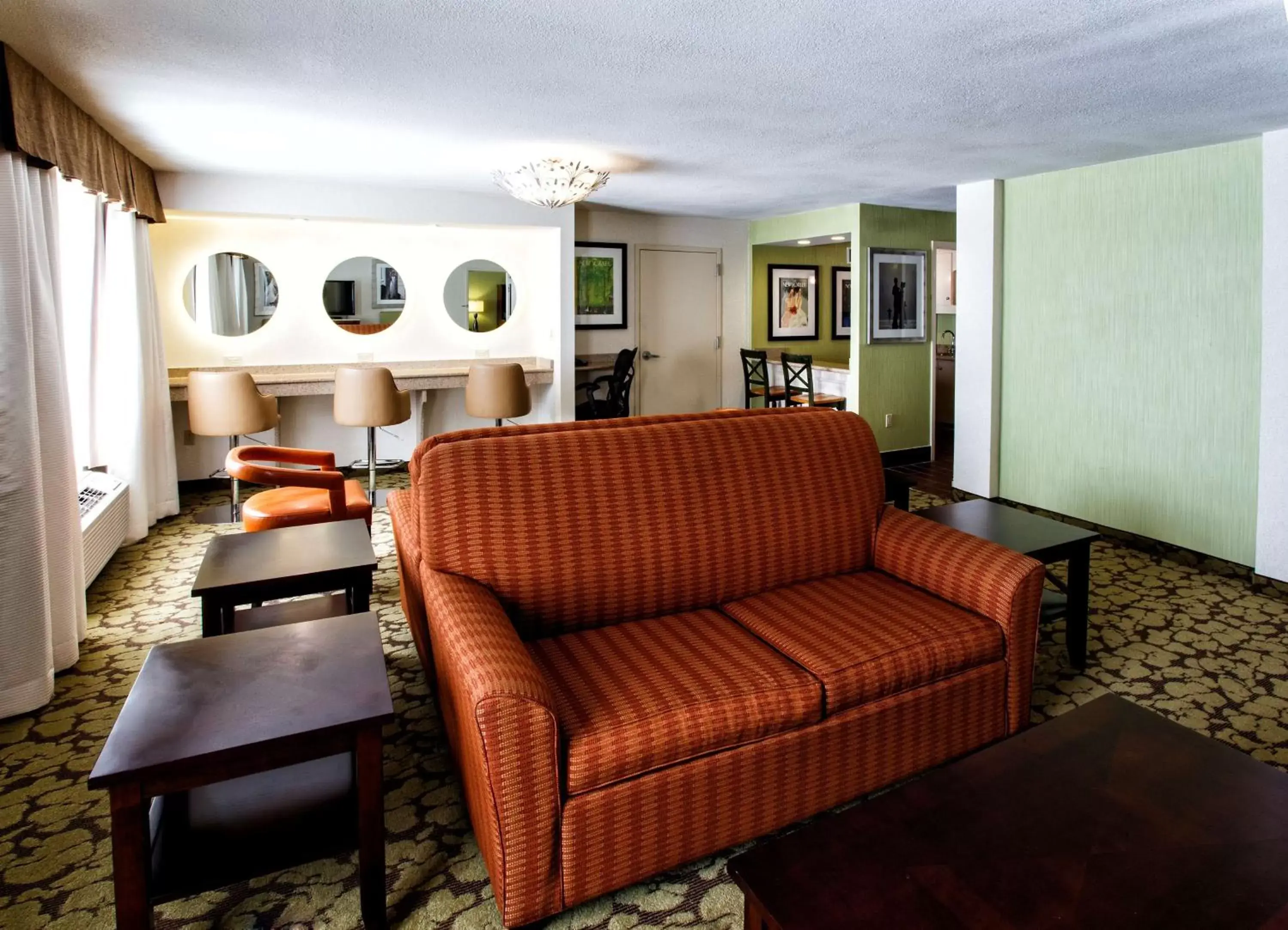 Living room, Seating Area in Hilton Garden Inn New York/Staten Island