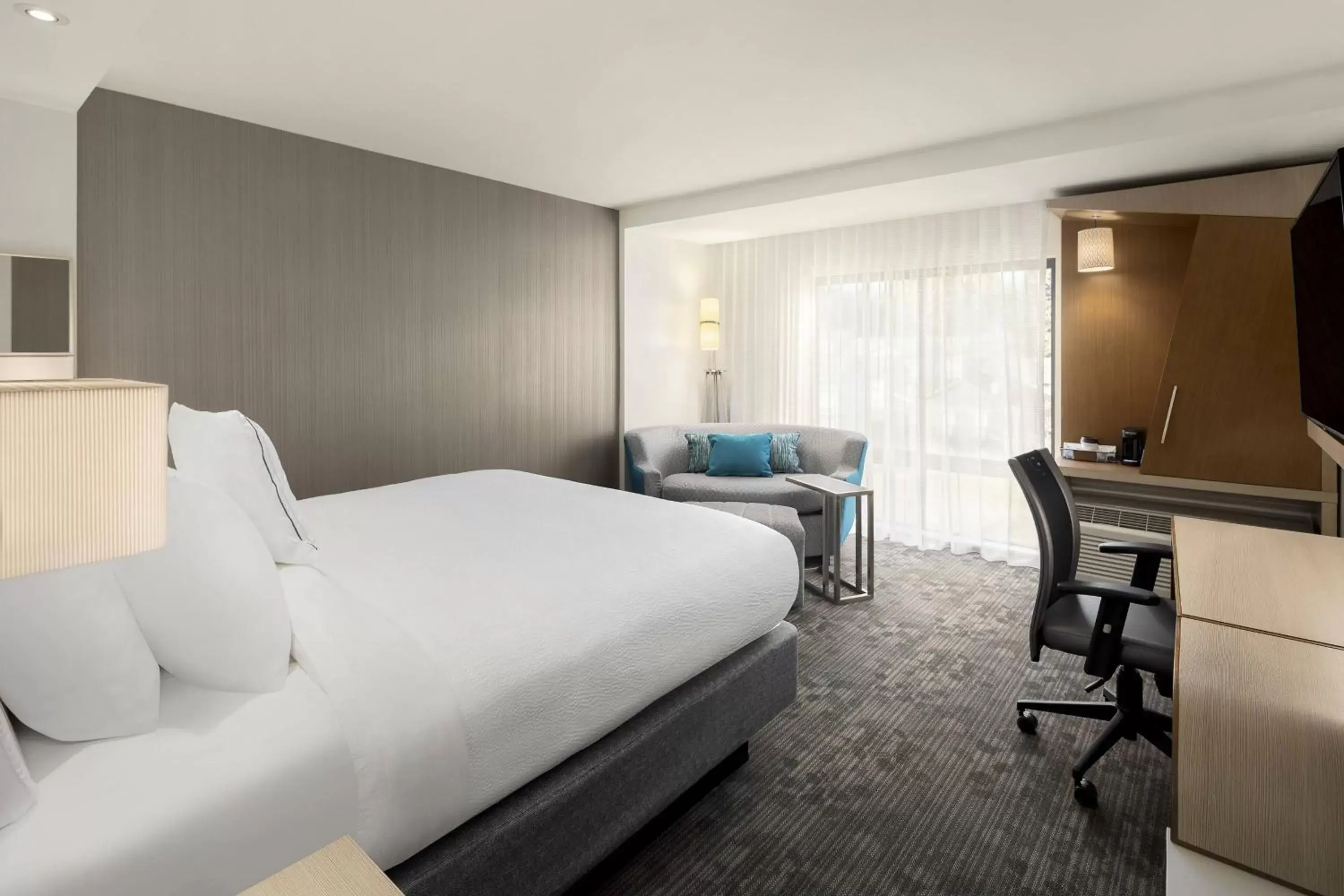 Photo of the whole room, Bed in Courtyard by Marriott Seattle Northgate