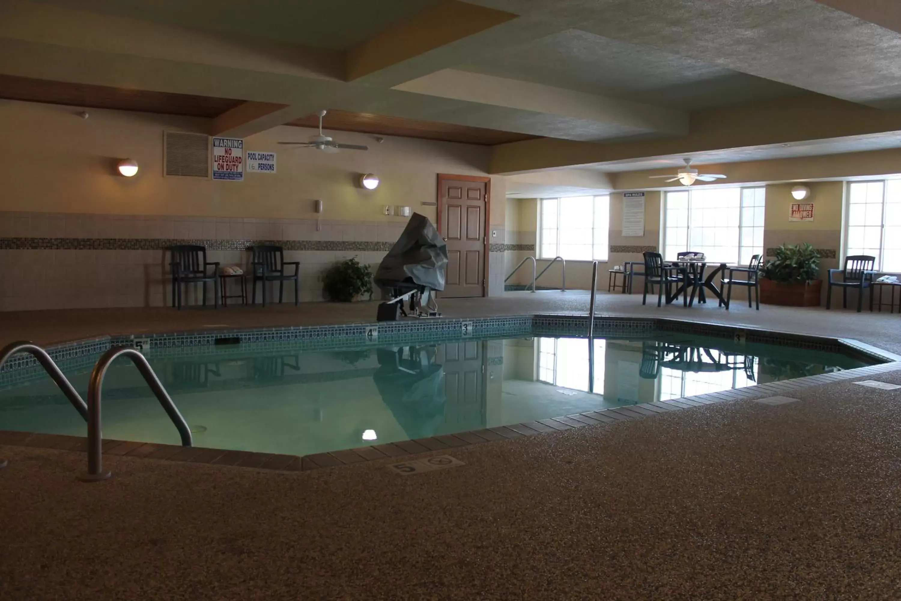 Swimming Pool in Country Inn & Suites by Radisson, Minneapolis/Shakopee, MN
