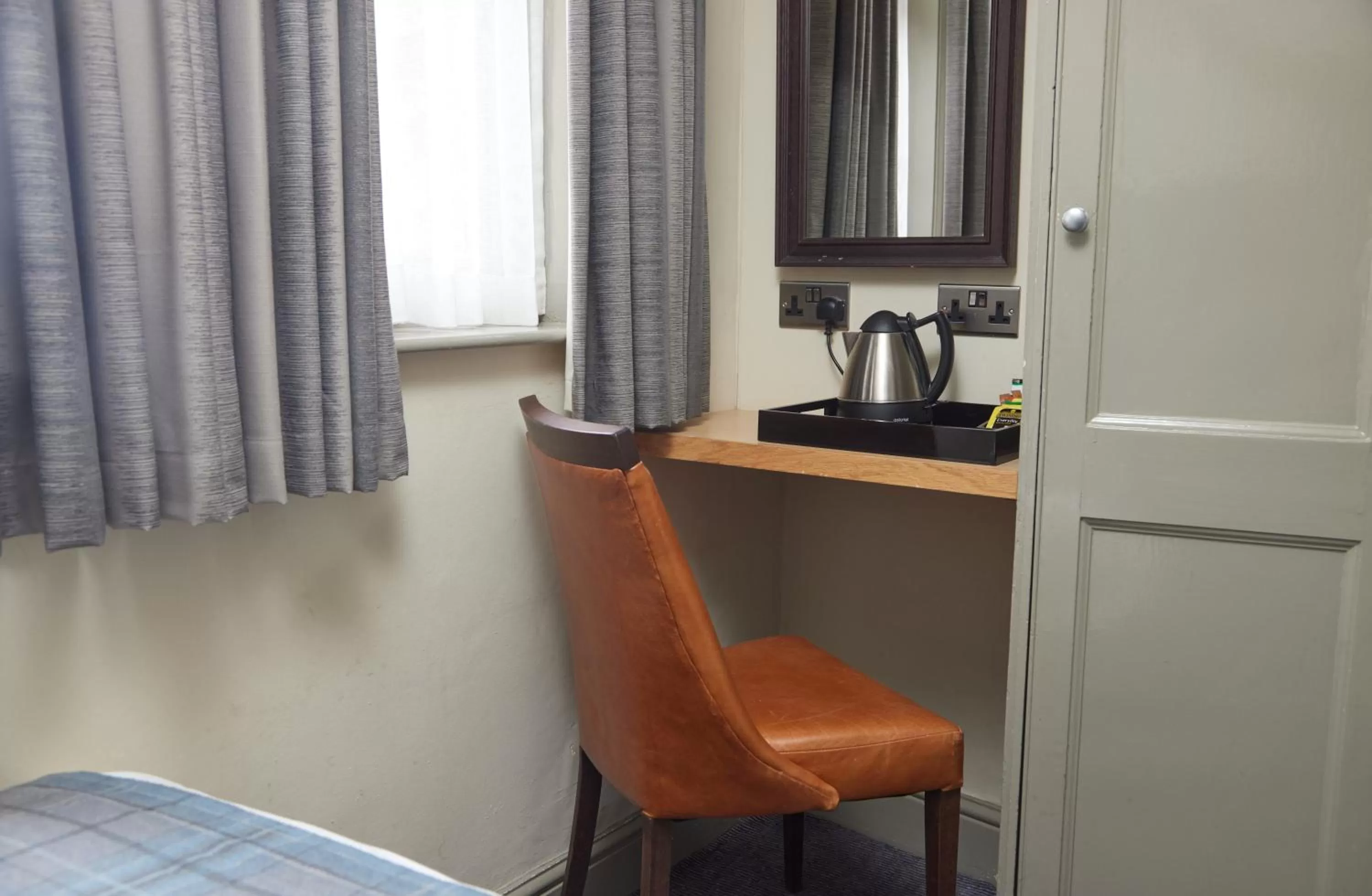 Coffee/tea facilities, Bed in Red Lion Hotel by Greene King Inns